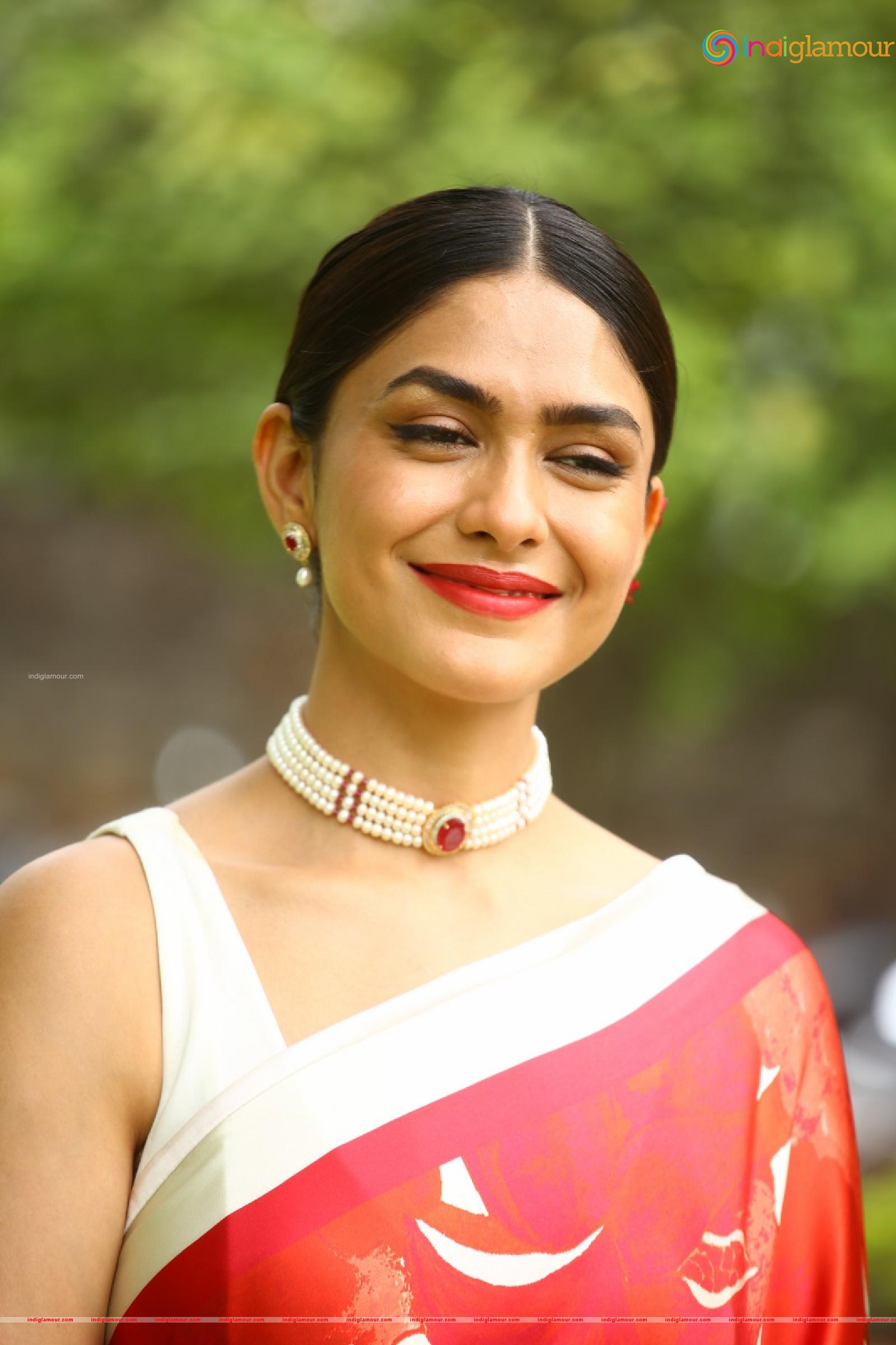 Mrunal Thakur Actress hd photo