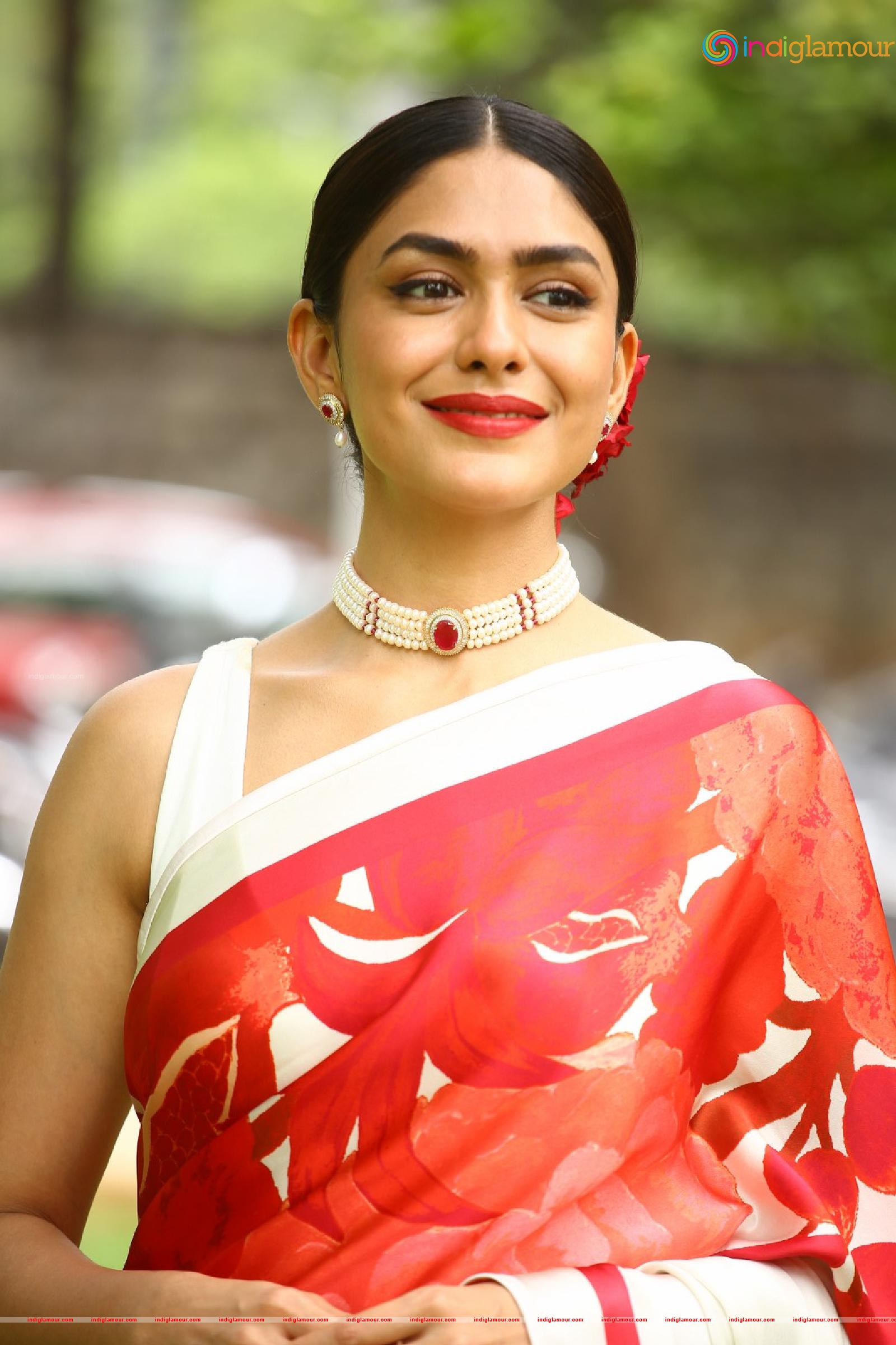 Mrunal Thakur Actress hd photo
