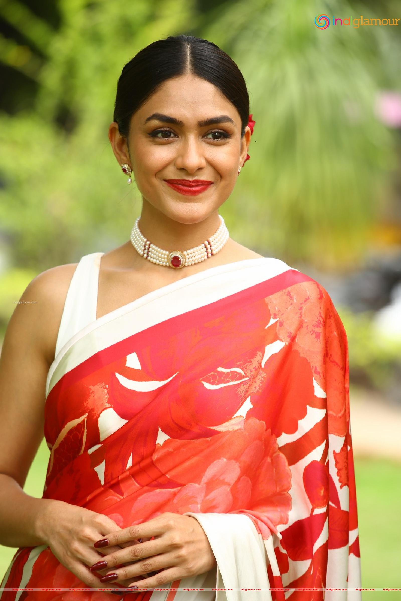 Mrunal Thakur Actress hd photo