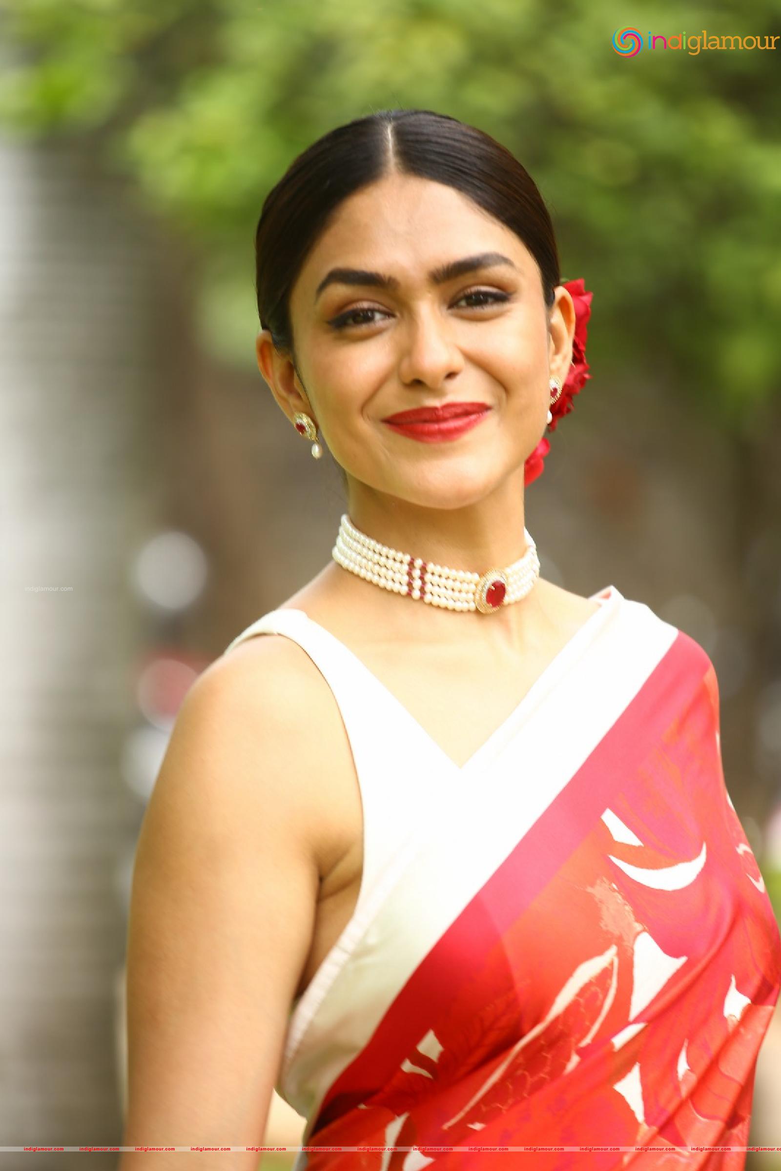 Mrunal Thakur Actress hd photo