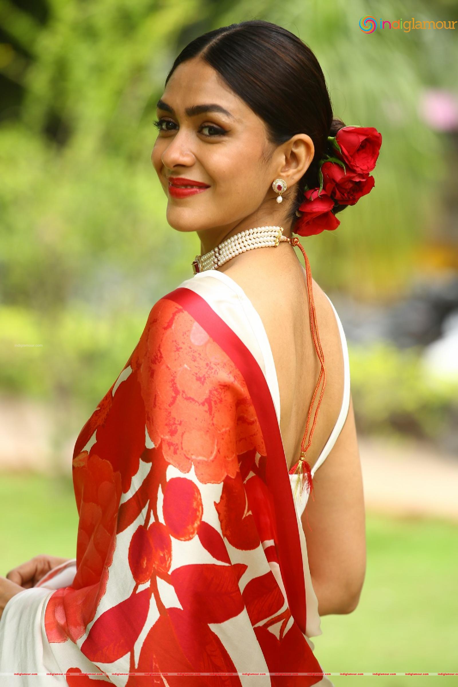 Mrunal Thakur Actress hd photo