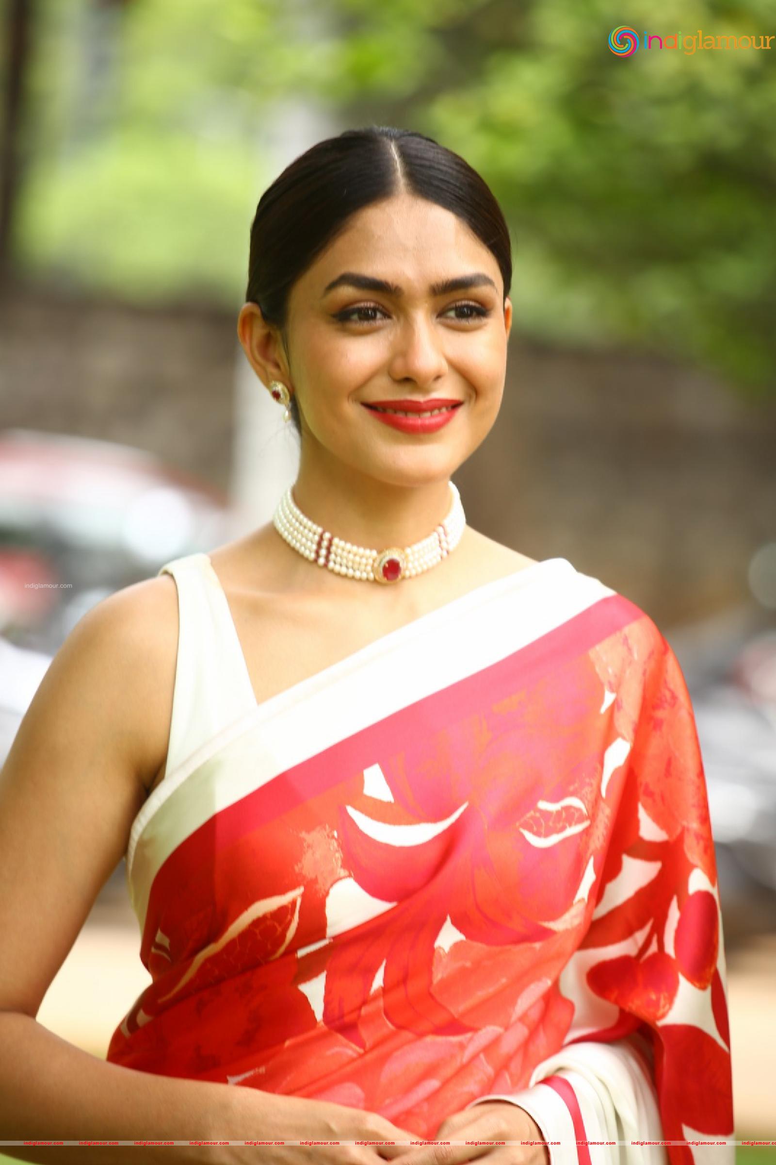 Mrunal Thakur Actress hd photo