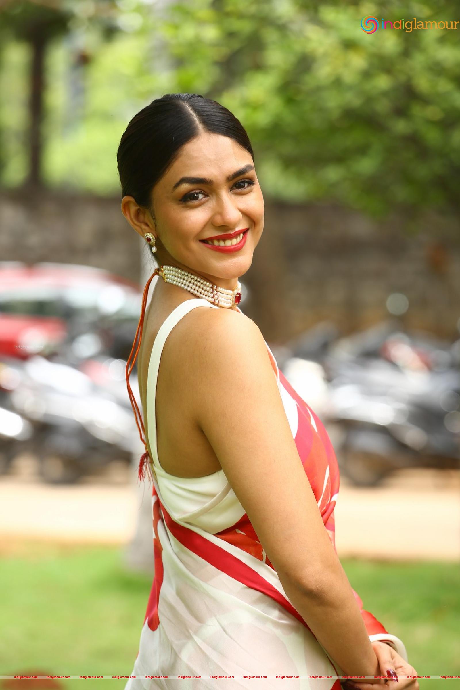 Mrunal Thakur Actress hd photo