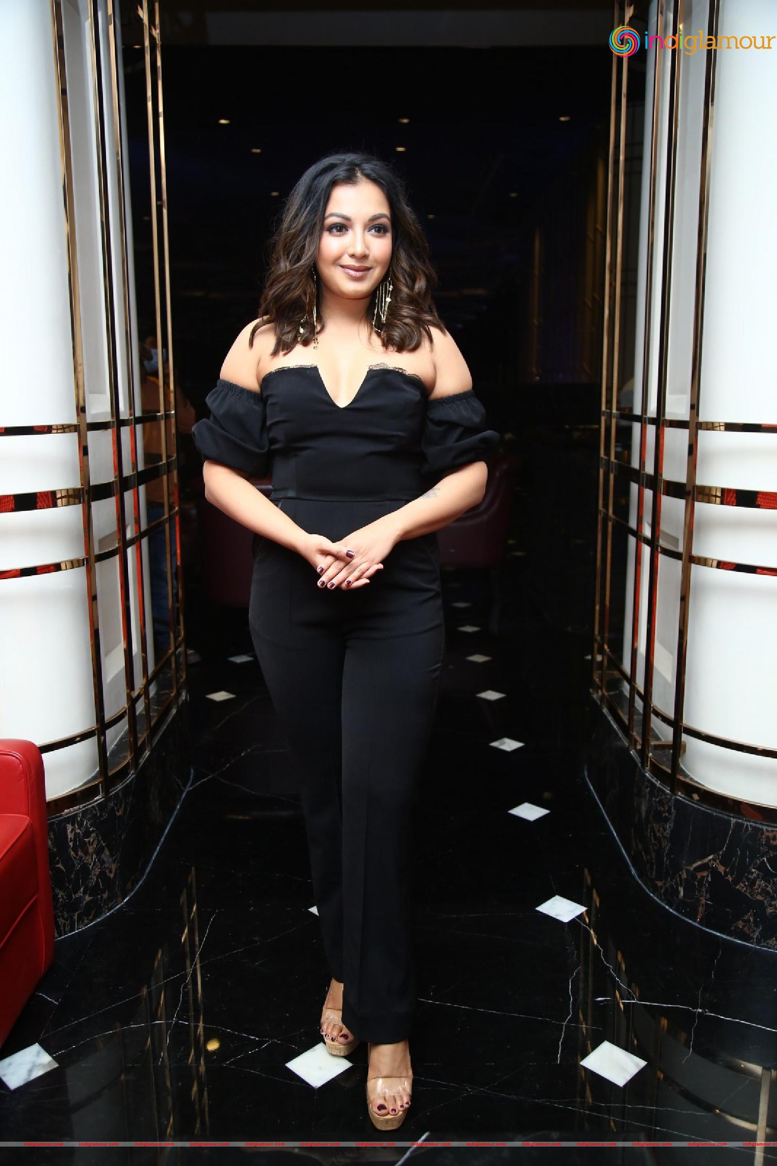 Catherine Tresa Actress hd photo