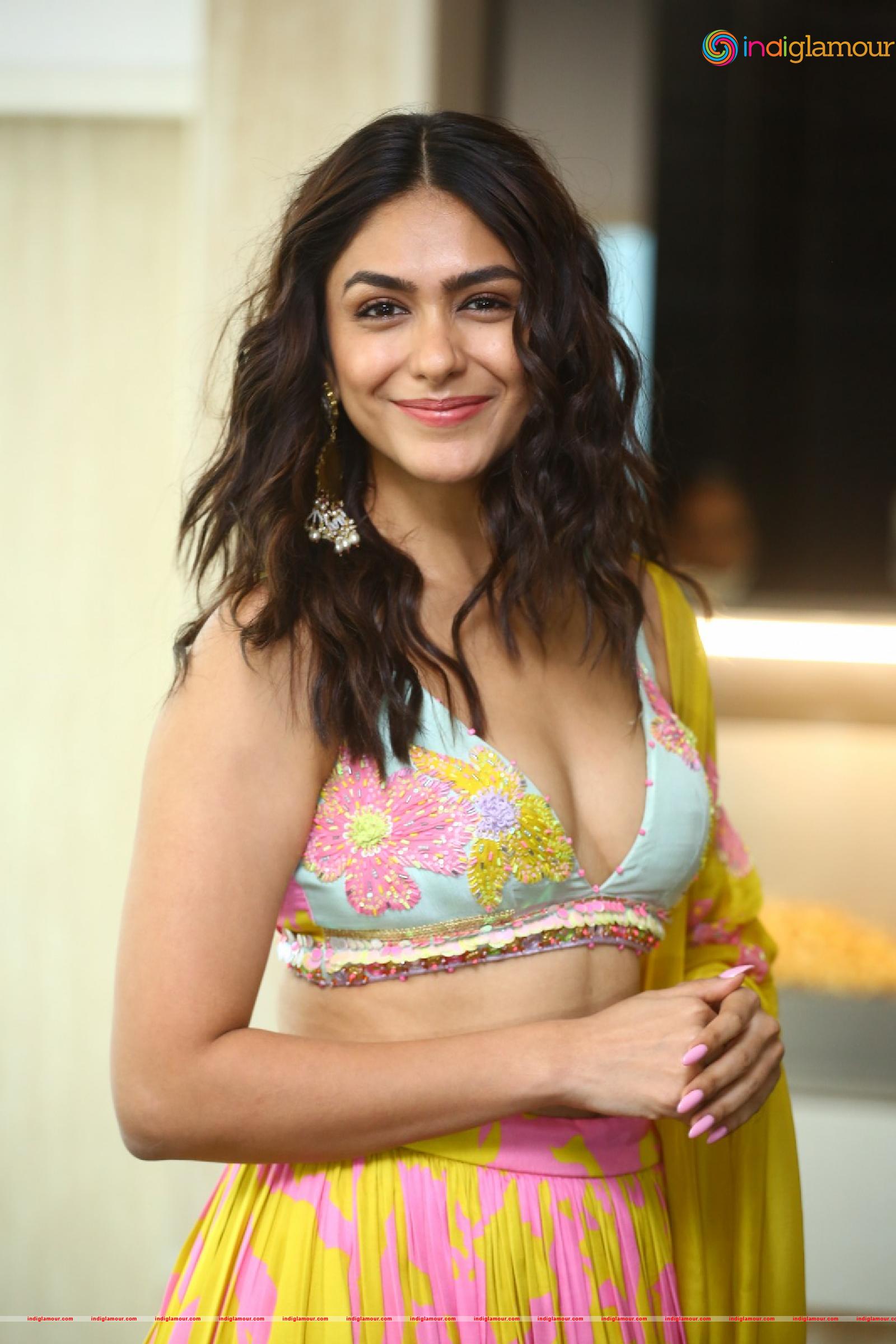 Mrunal Thakur Actress hd photo