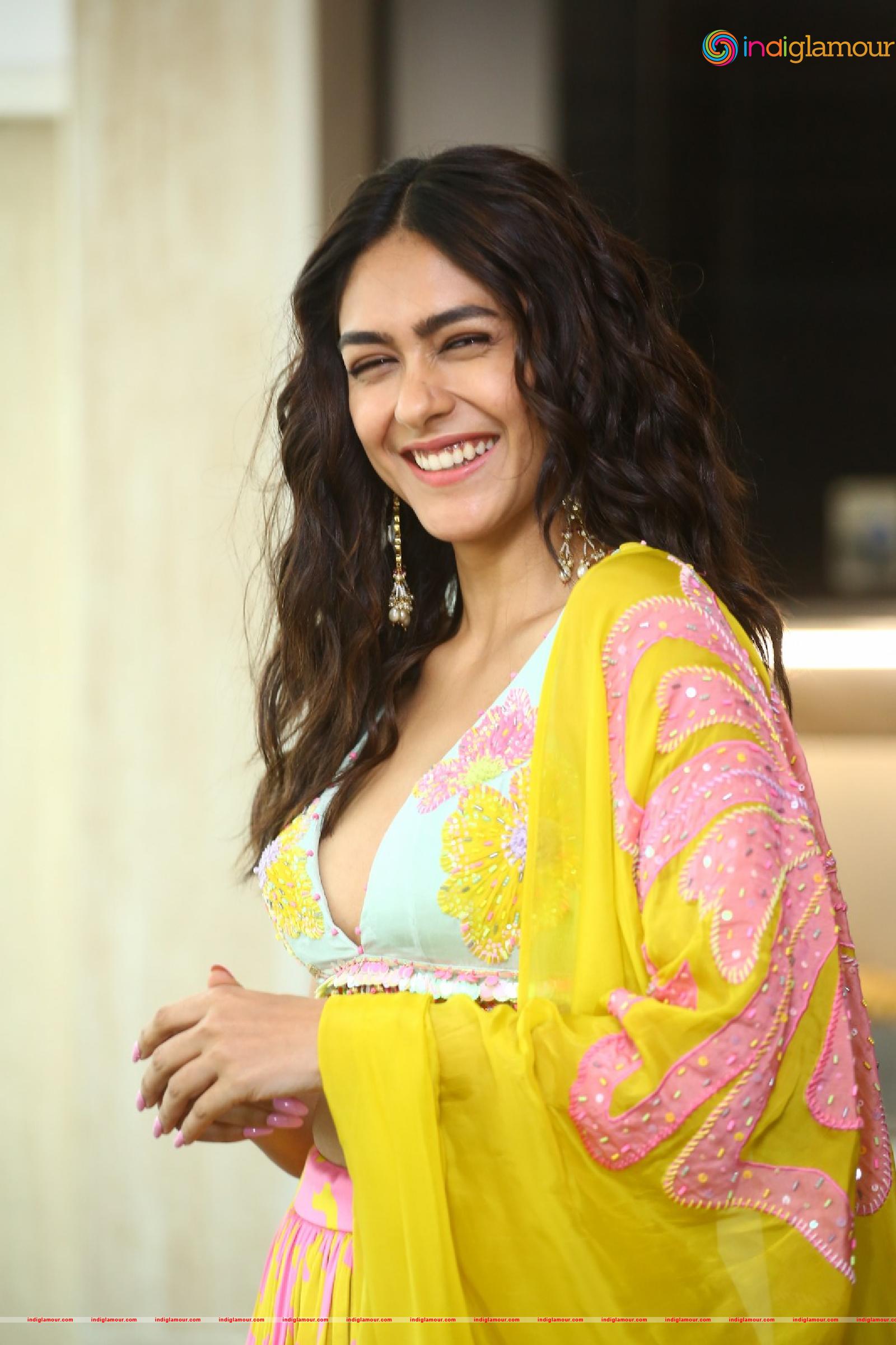 Mrunal Thakur Actress hd photo