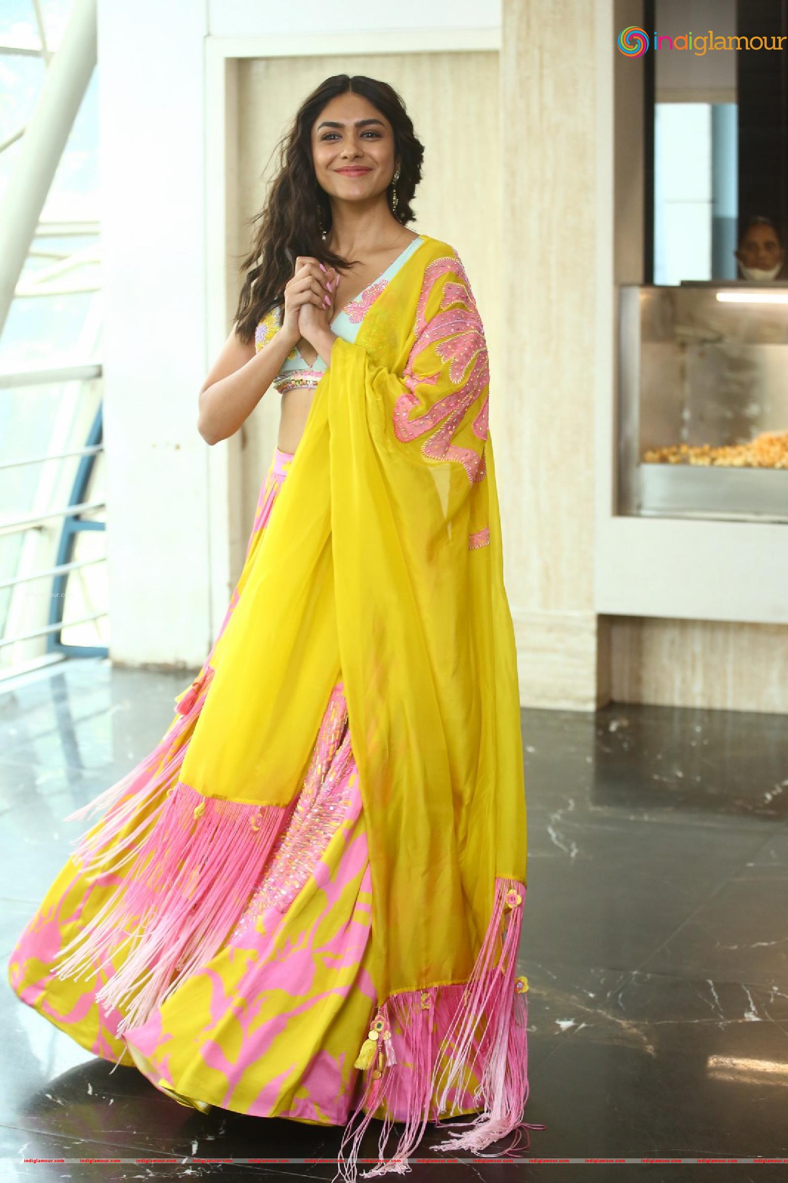 Mrunal Thakur Actress hd photo