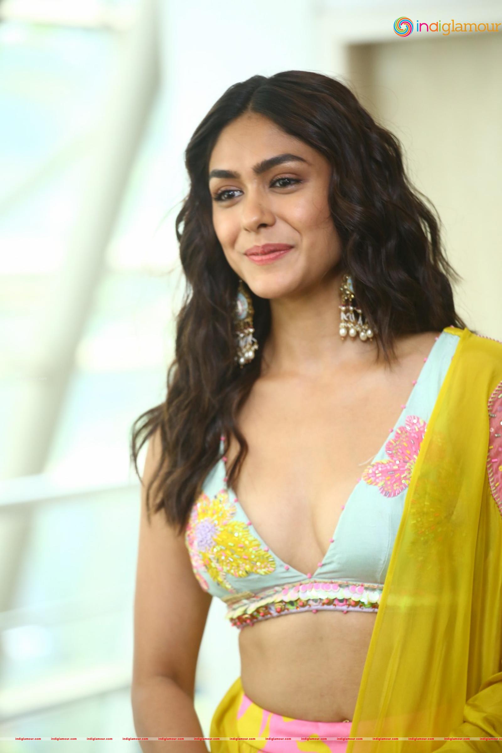 Mrunal Thakur Actress hd photo