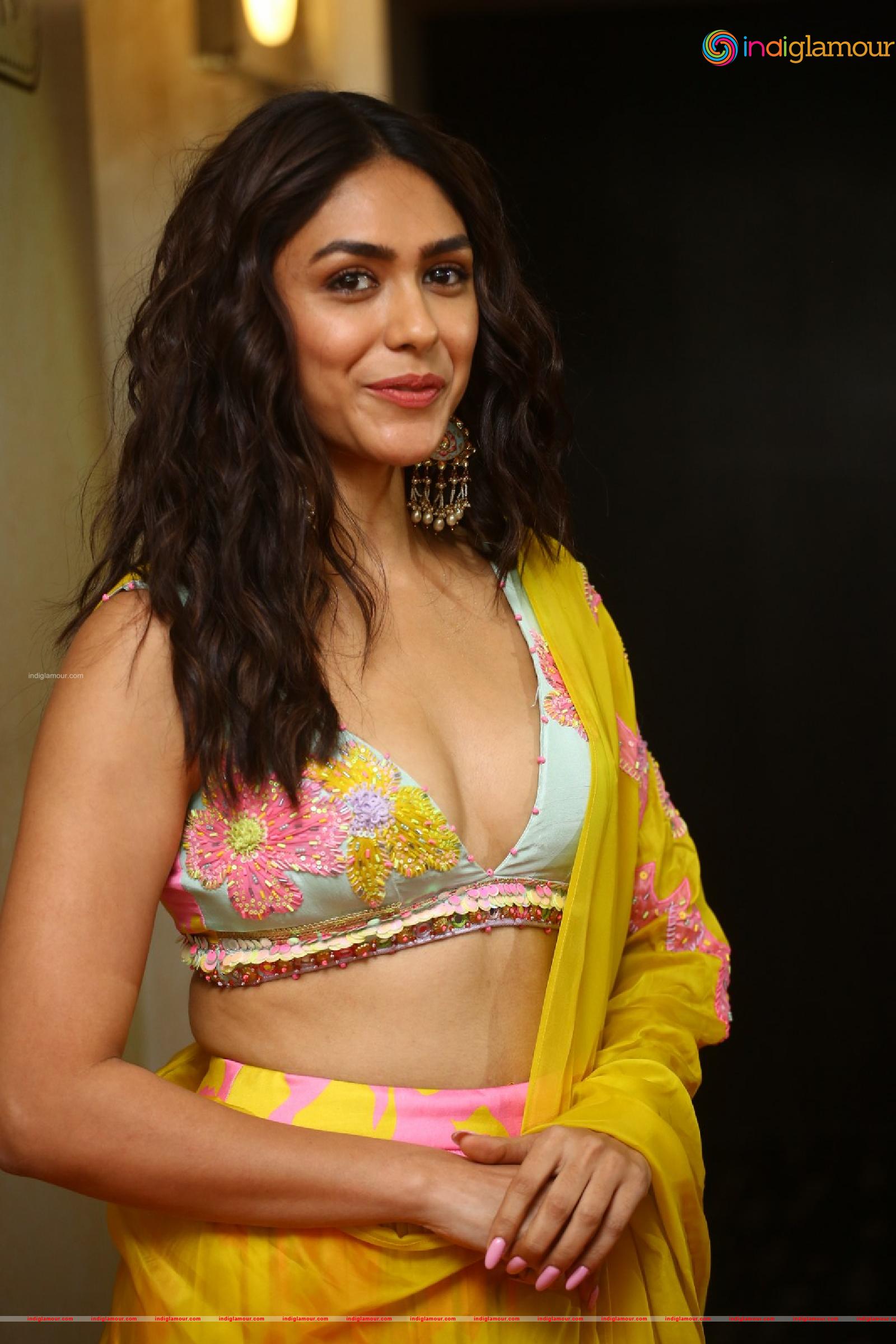 Mrunal Thakur Actress hd photo