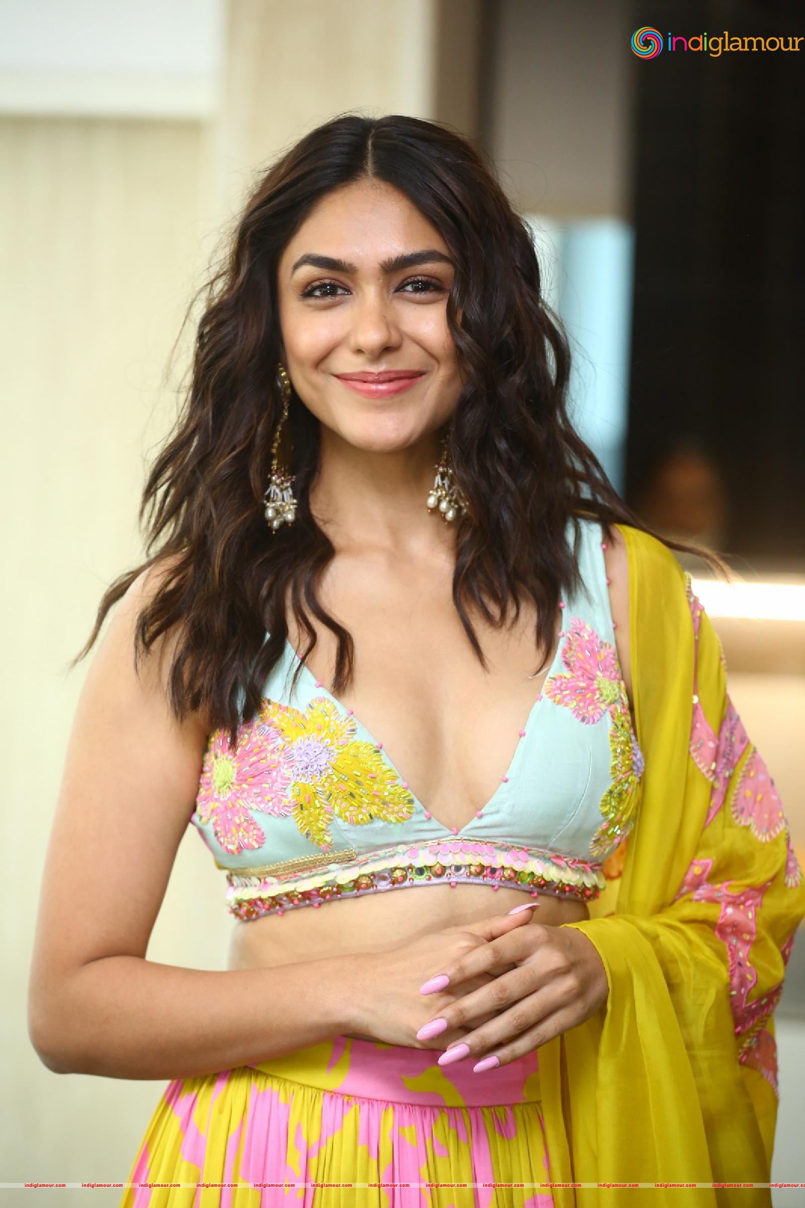 Mrunal Thakur Actress hd photo