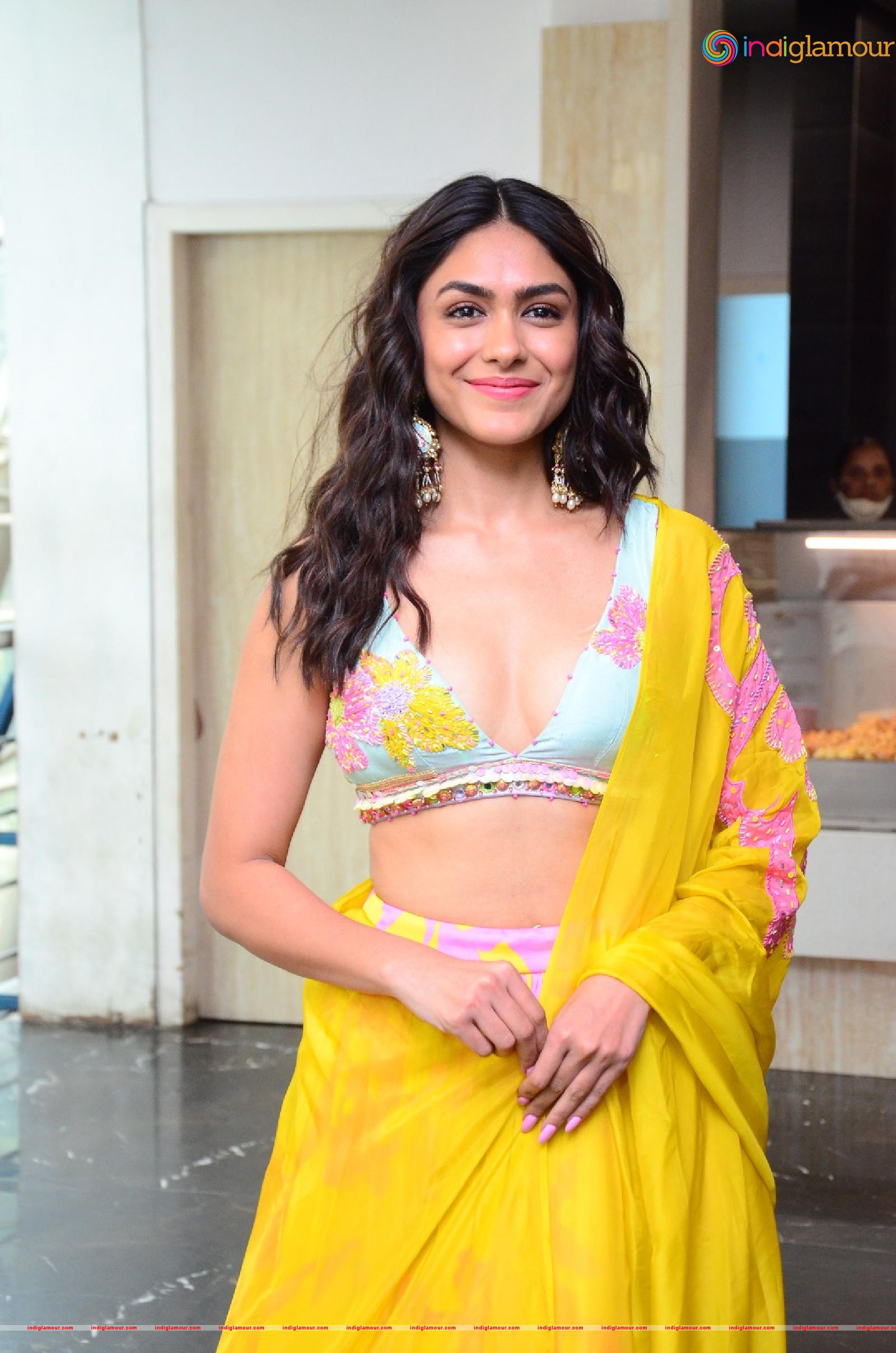 Mrunal Thakur Actress hd photo