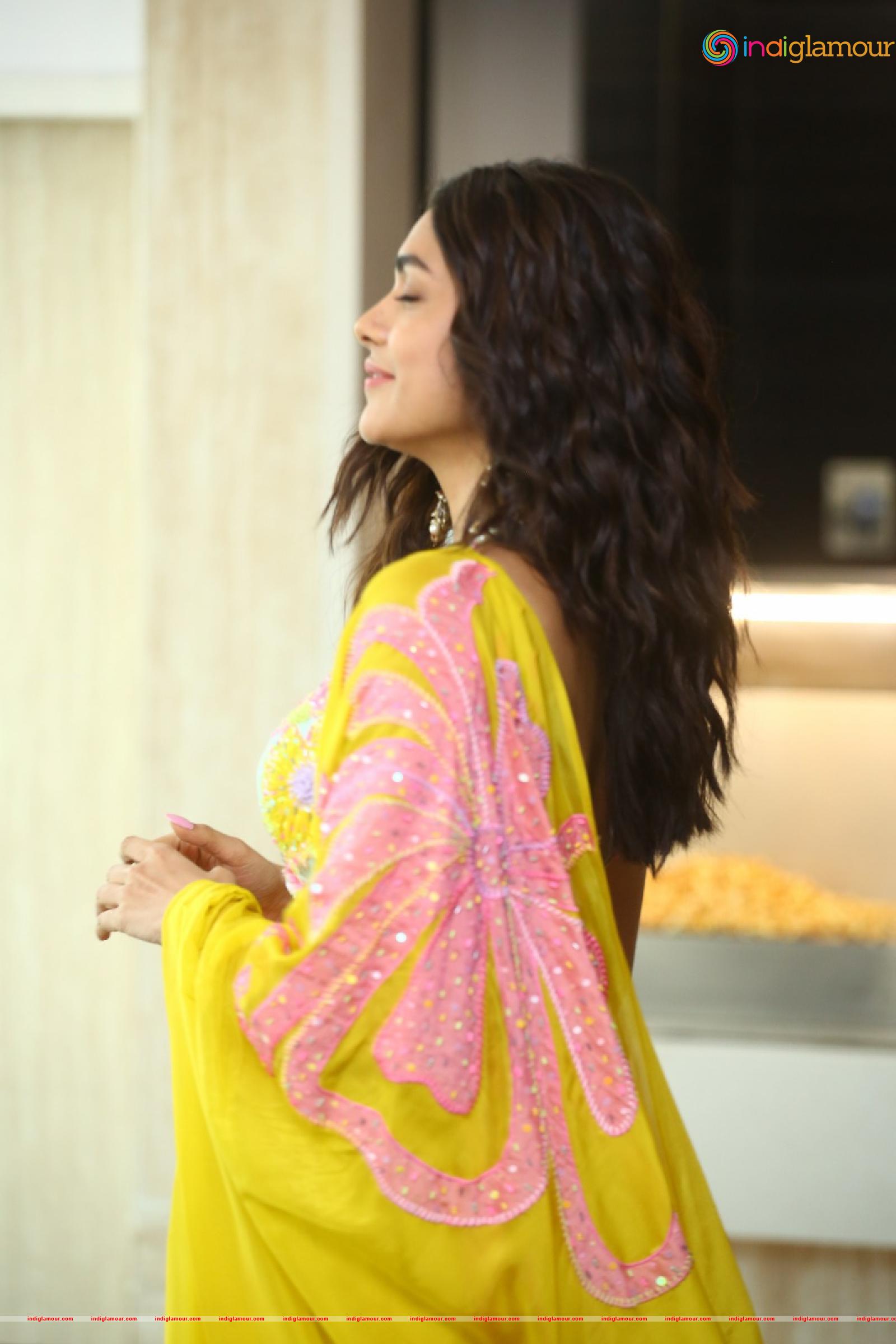 Mrunal Thakur Actress hd photo