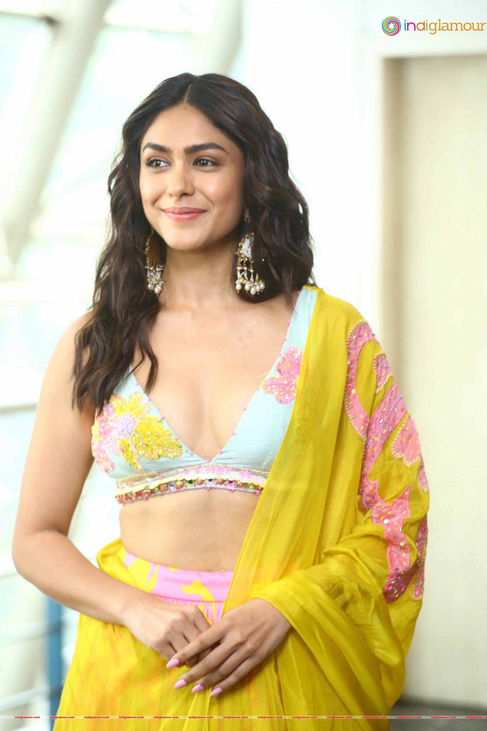 Mrunal Thakur Actress hd photo