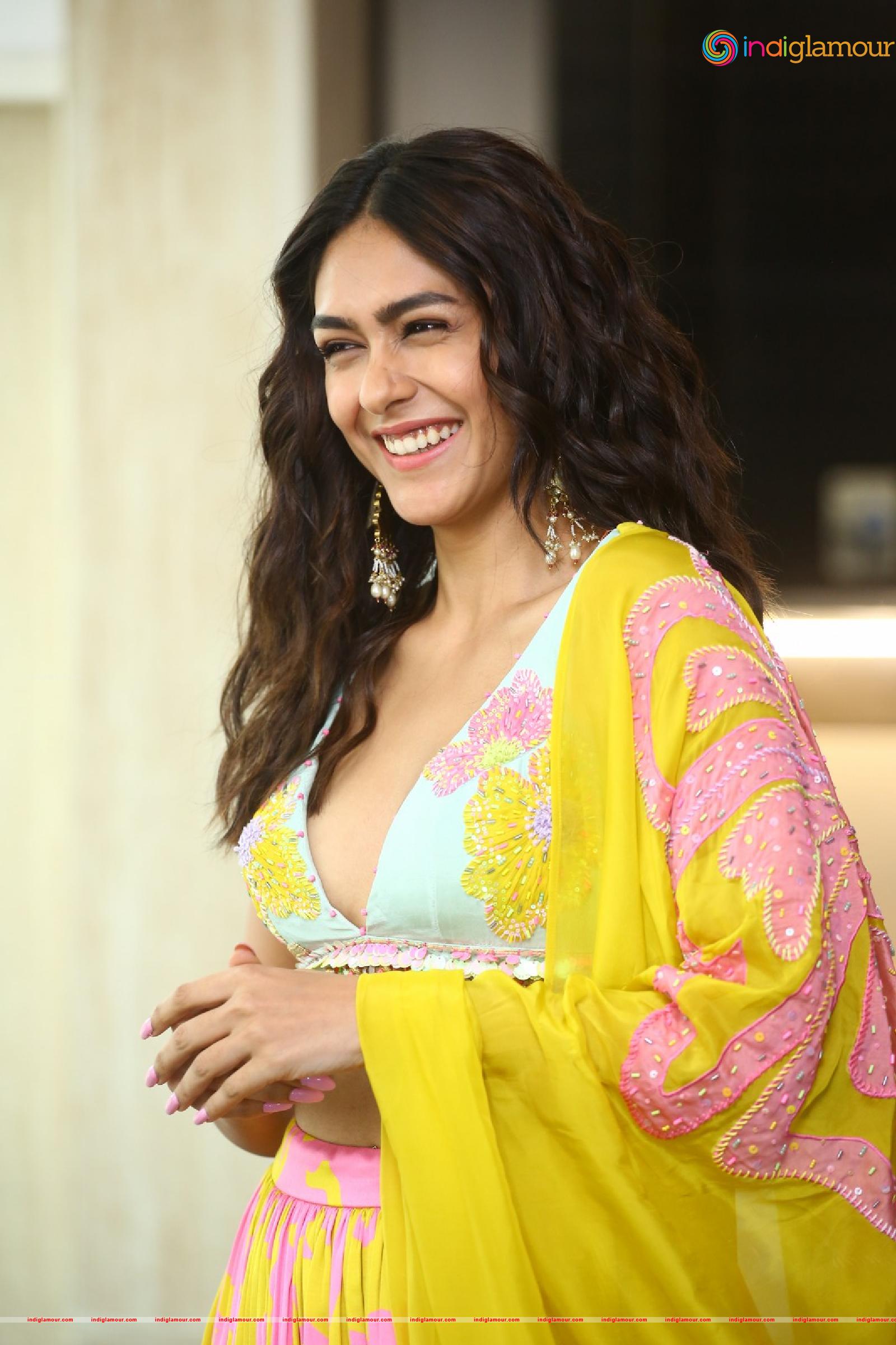 Mrunal Thakur Actress hd photo