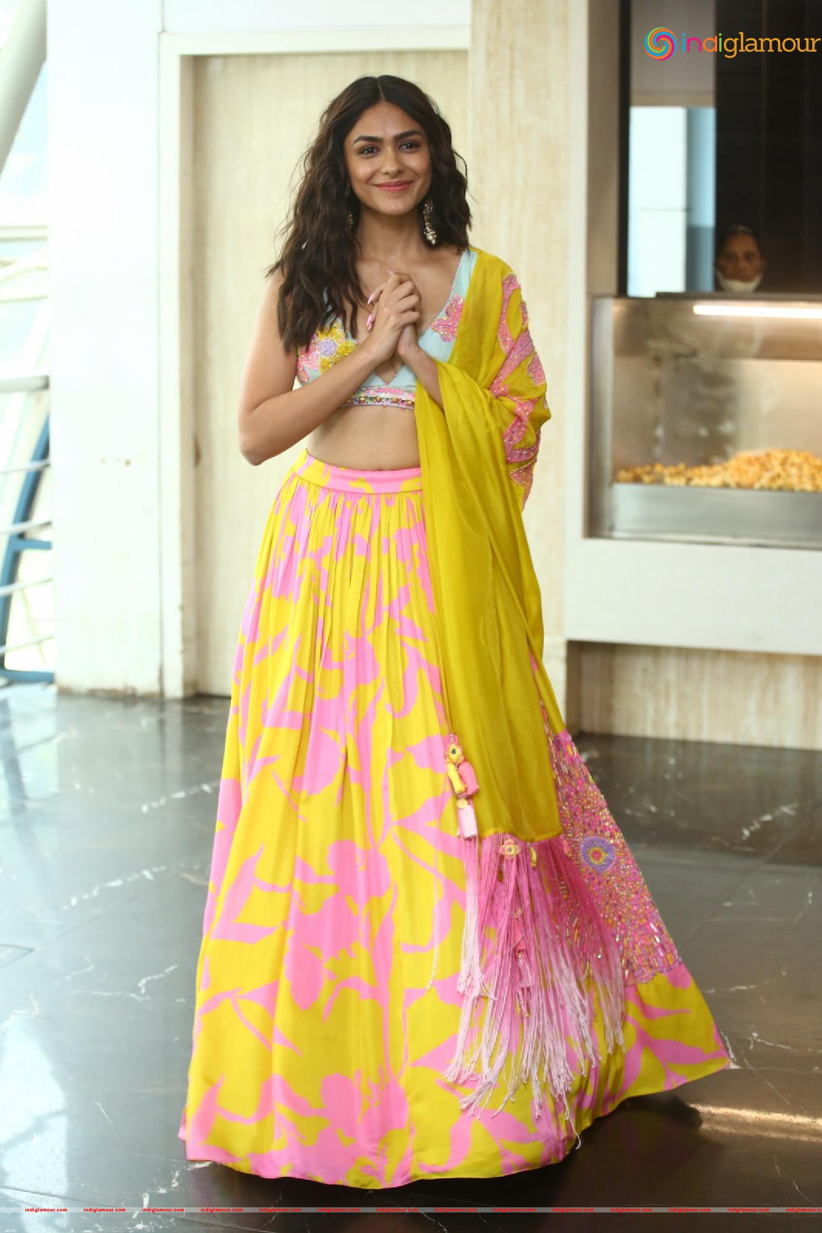 Mrunal Thakur Actress hd photo