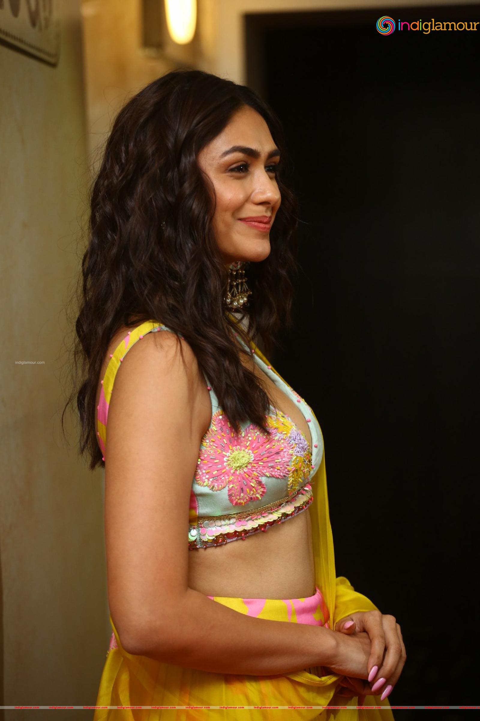 Mrunal Thakur Actress hd photo
