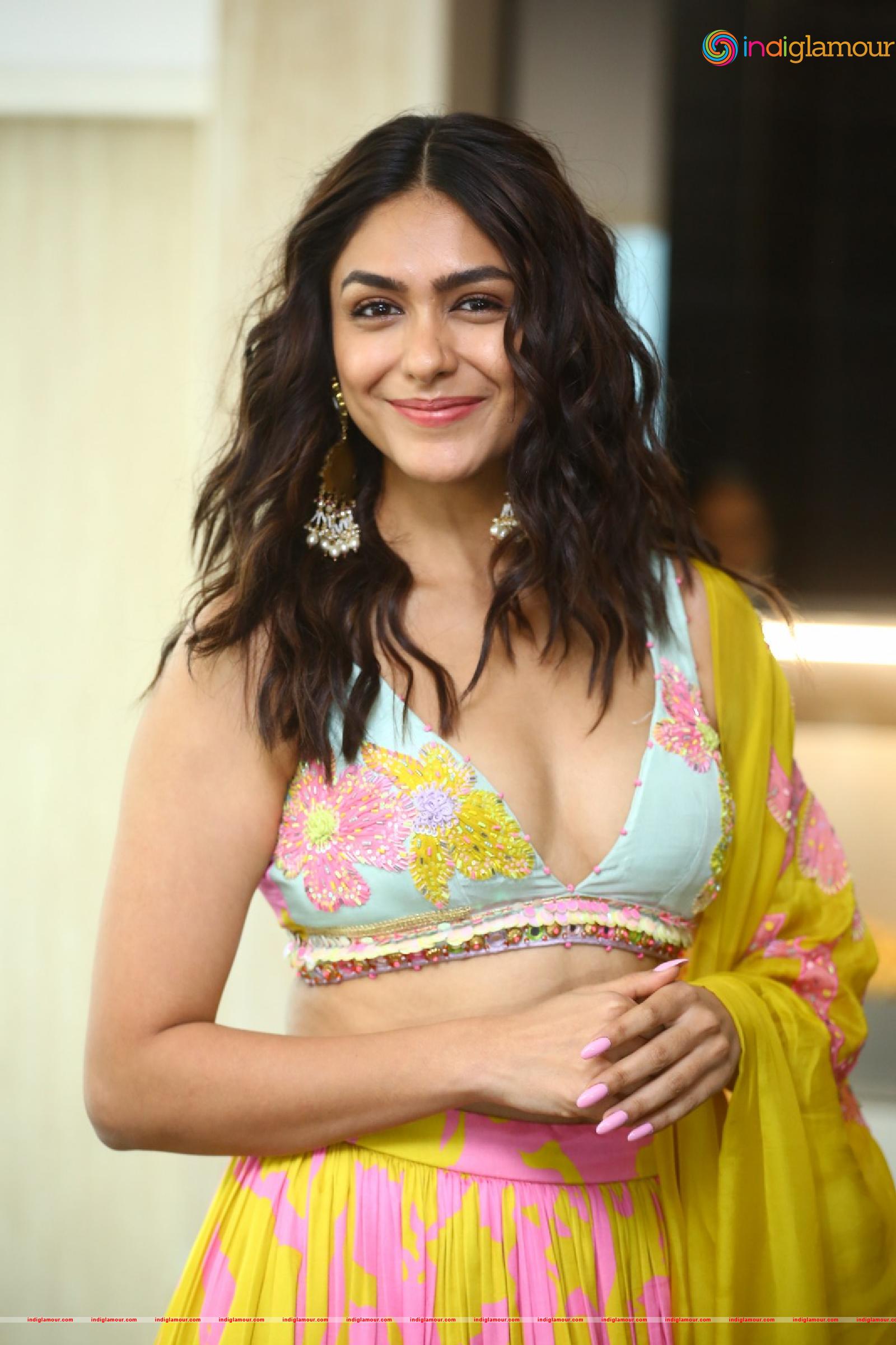 Mrunal Thakur Actress hd photo