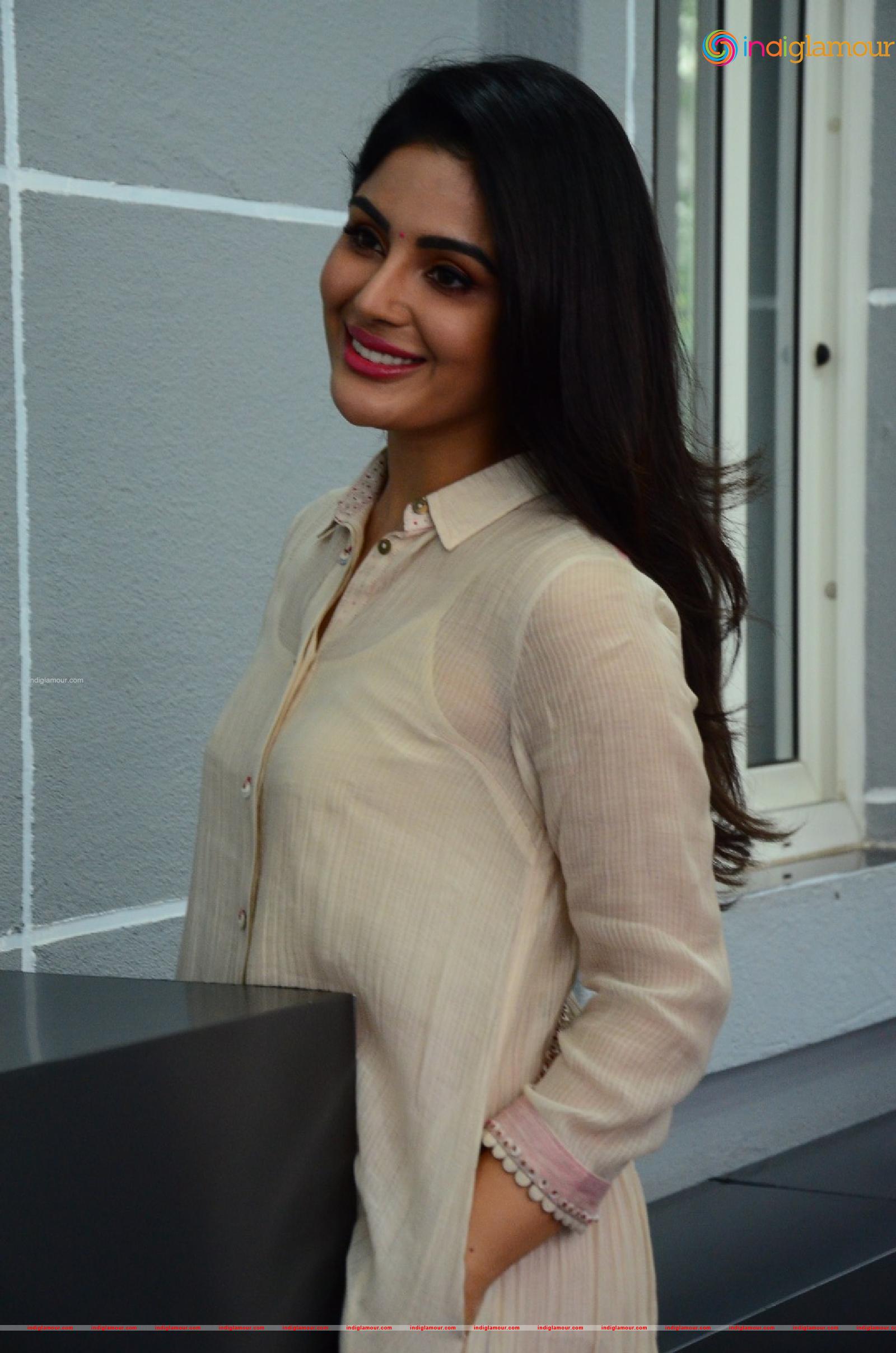 Samyuktha Menon Actress hd photo