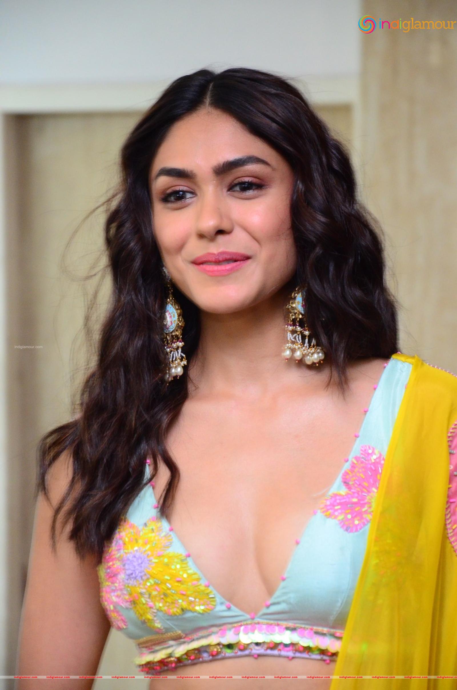 Mrunal Thakur Actress hd photo