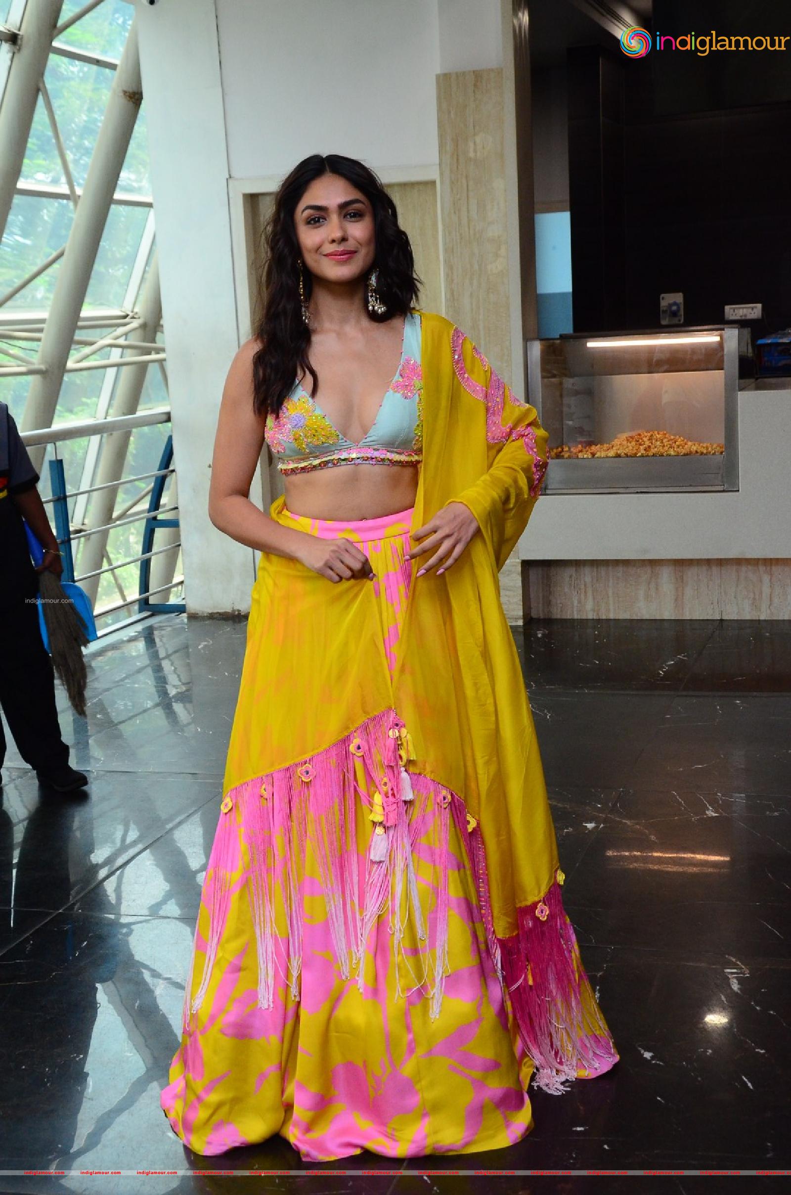 Mrunal Thakur Actress hd photo