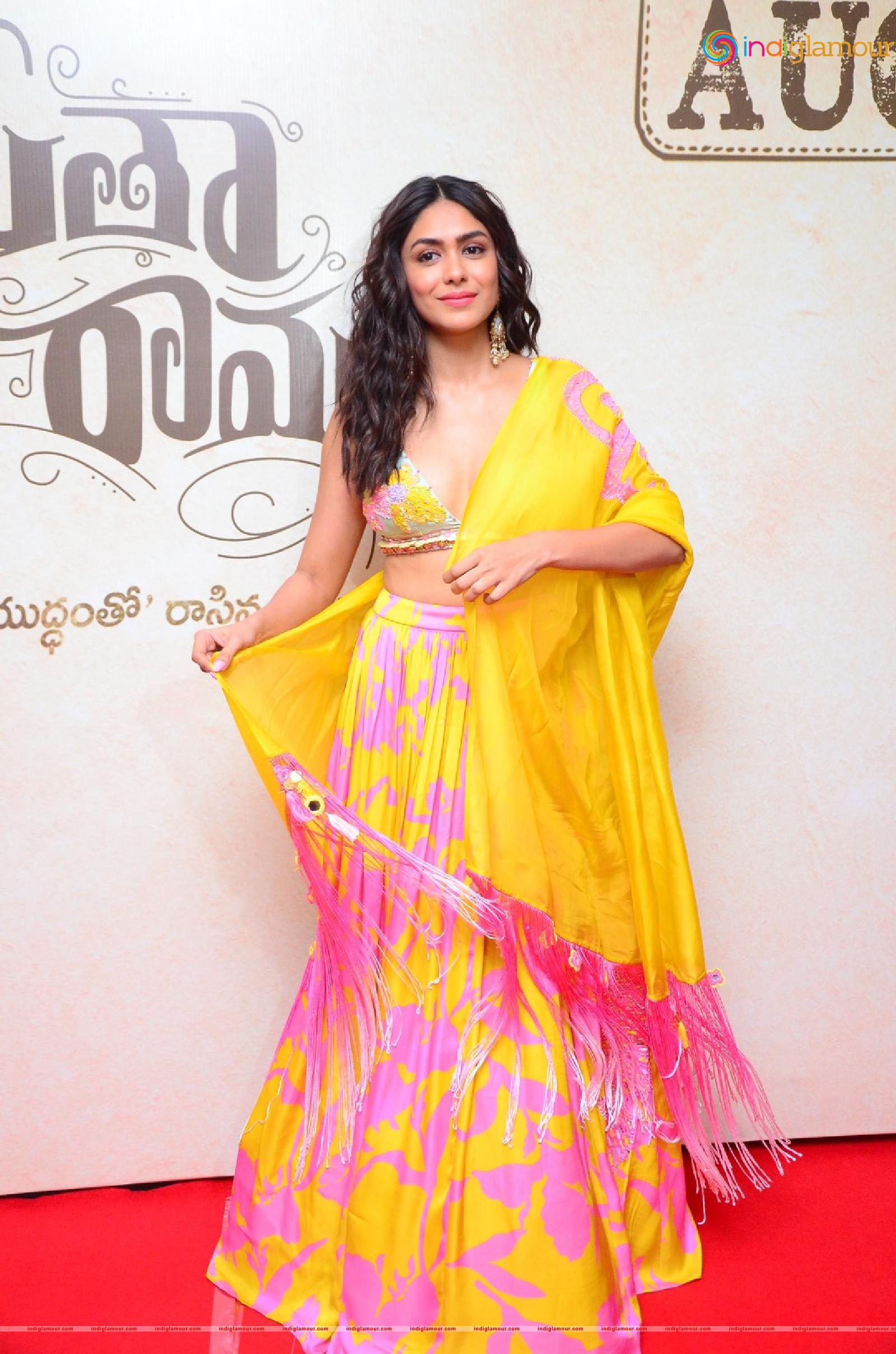 Mrunal Thakur Actress hd photo