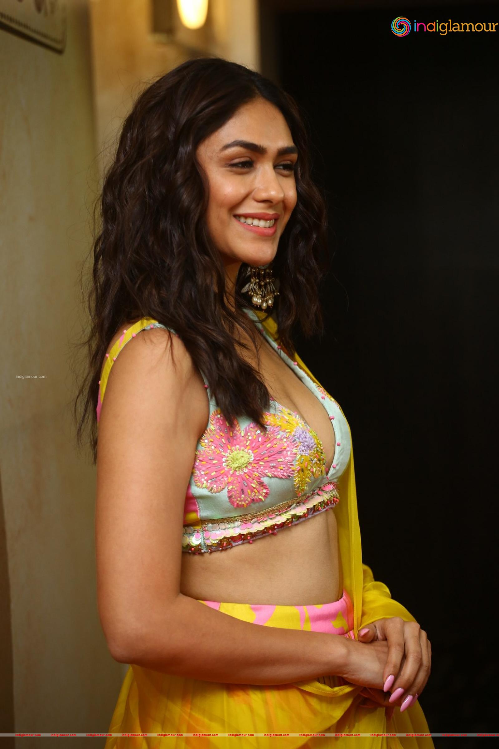 Mrunal Thakur Actress hd photo