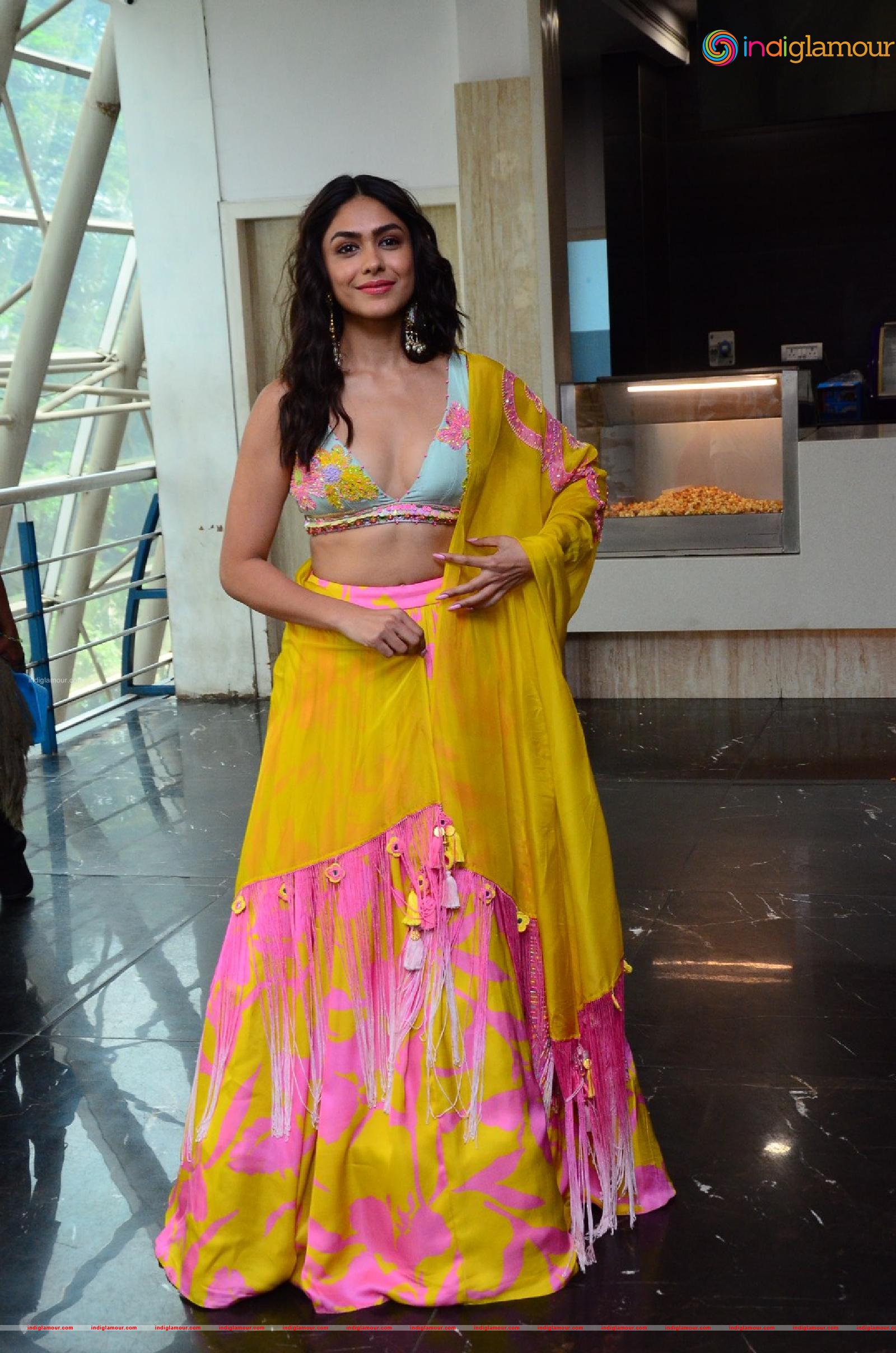 Mrunal Thakur Actress hd photo