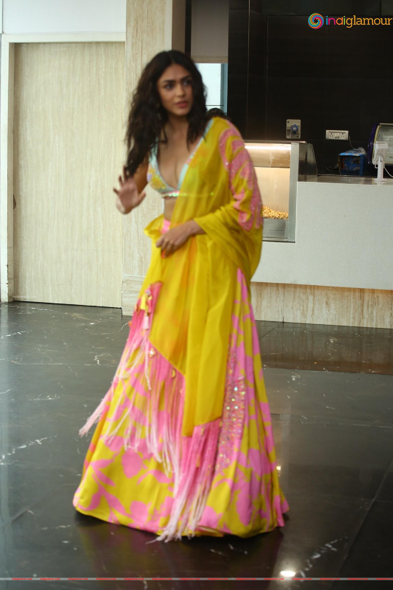 Mrunal Thakur Actress hd photo