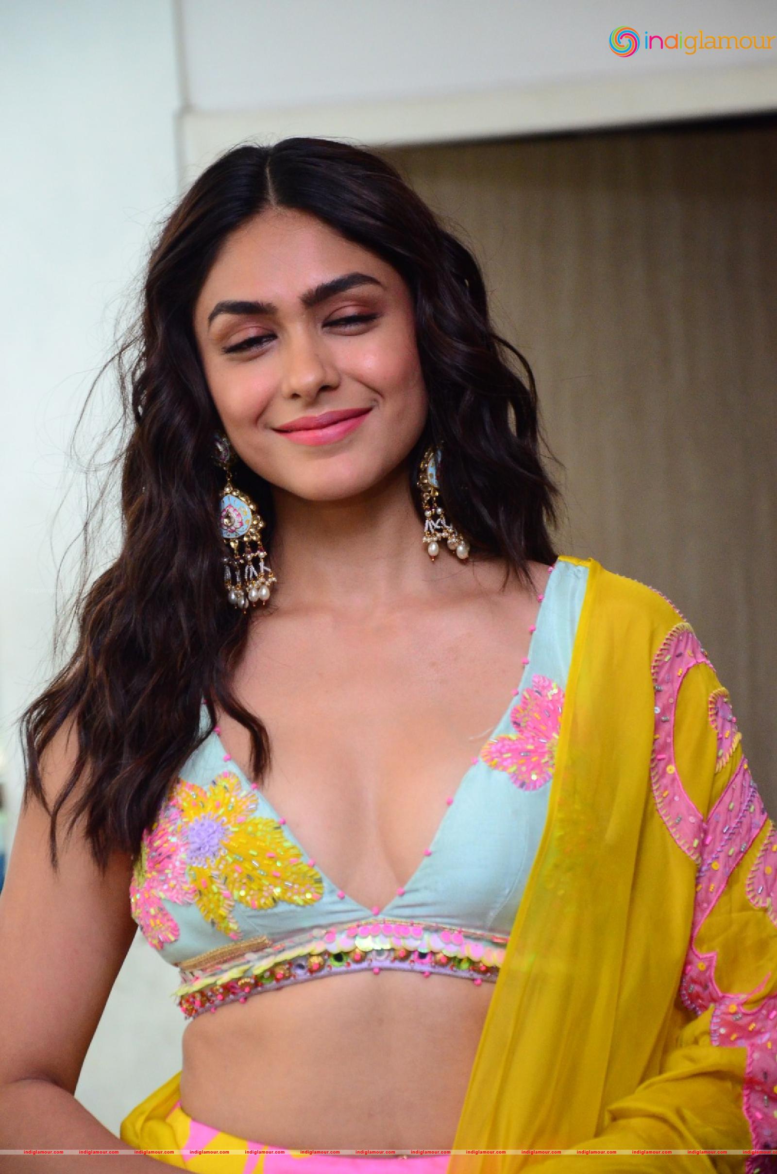 Mrunal Thakur Actress hd photo