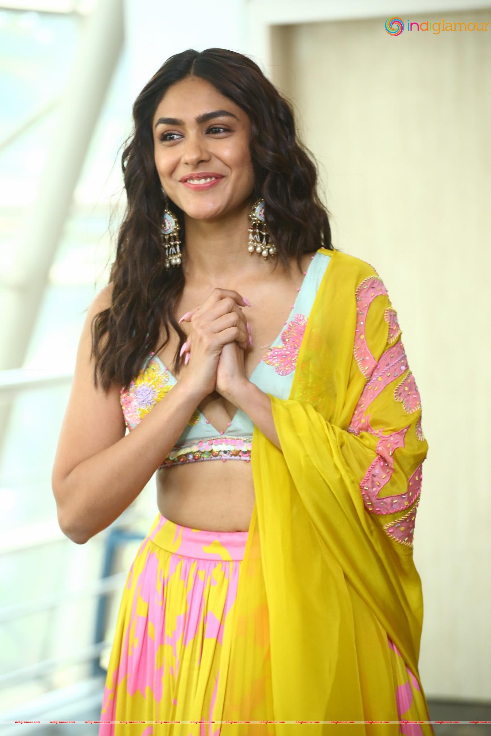 Mrunal Thakur Actress hd photo