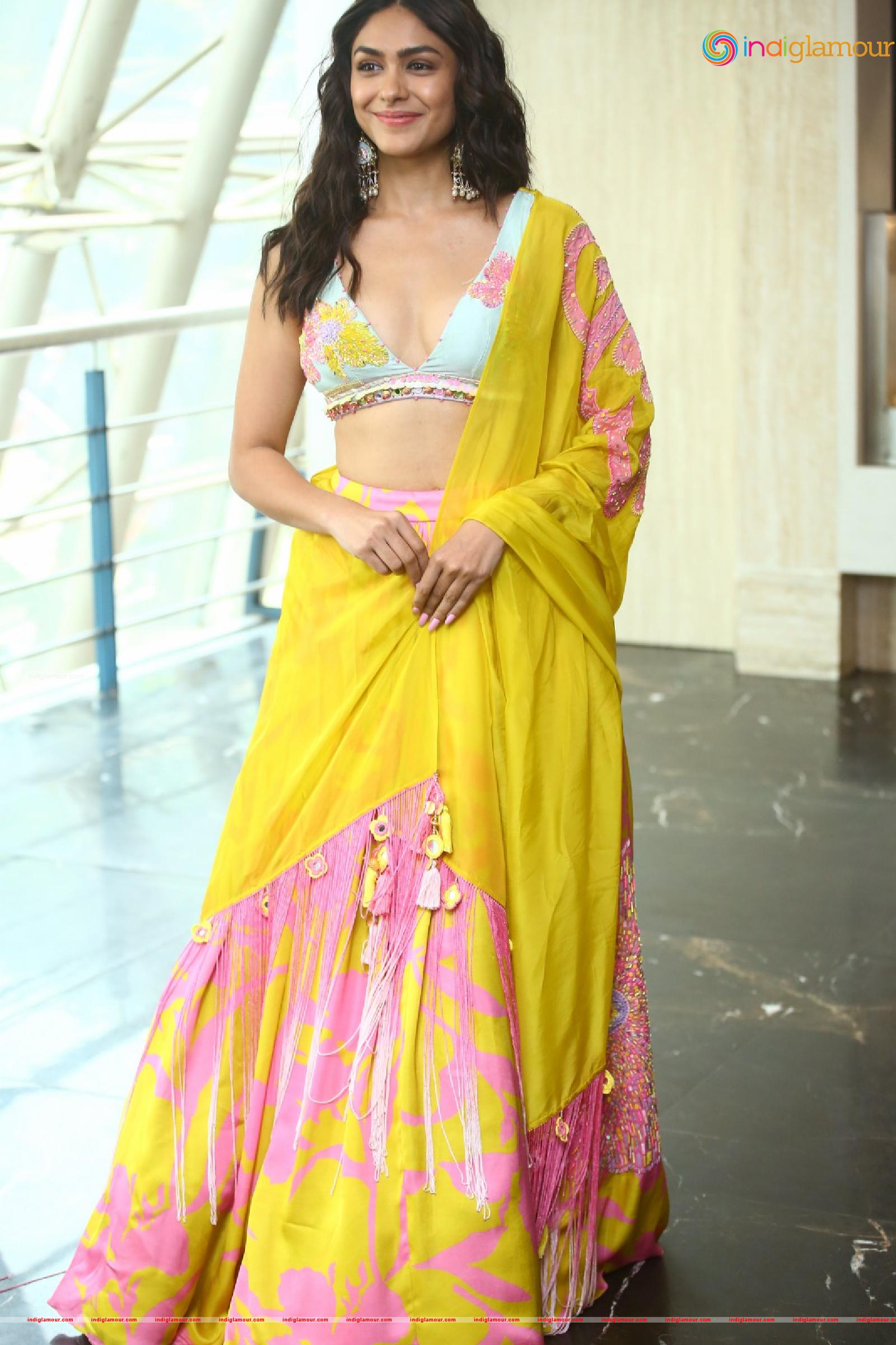 Mrunal Thakur Actress hd photo