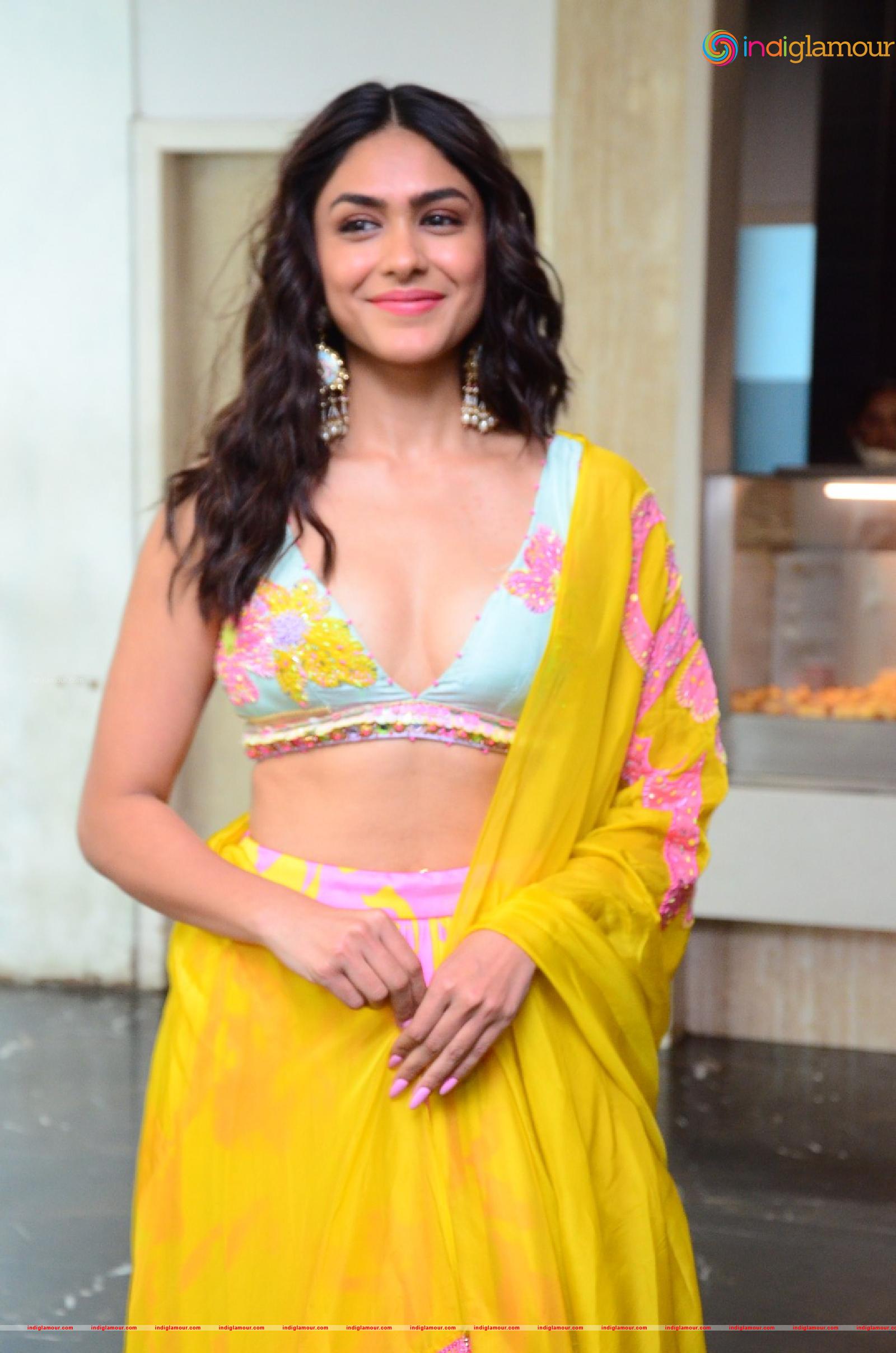 Mrunal Thakur Actress hd photo