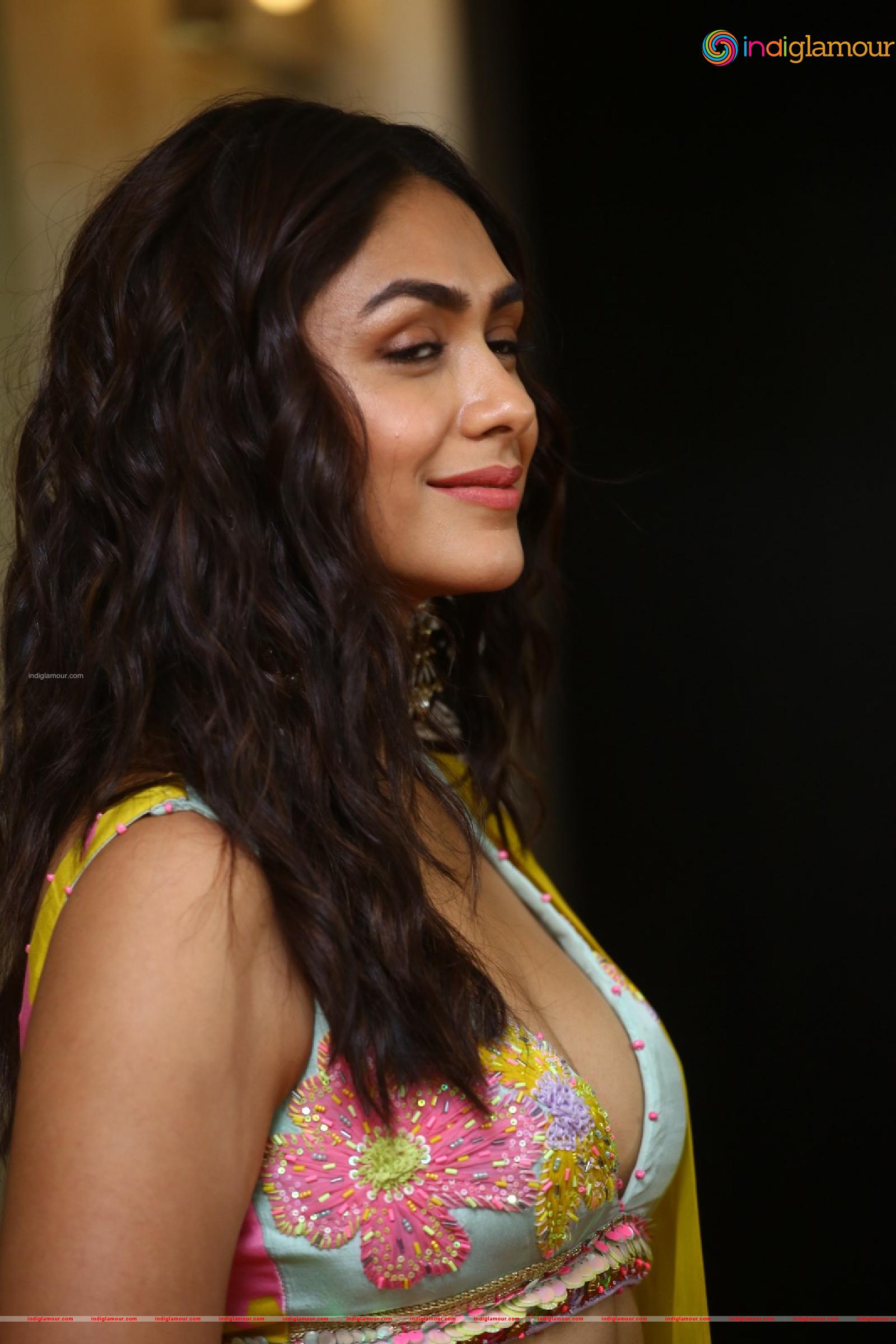 Mrunal Thakur Actress hd photo
