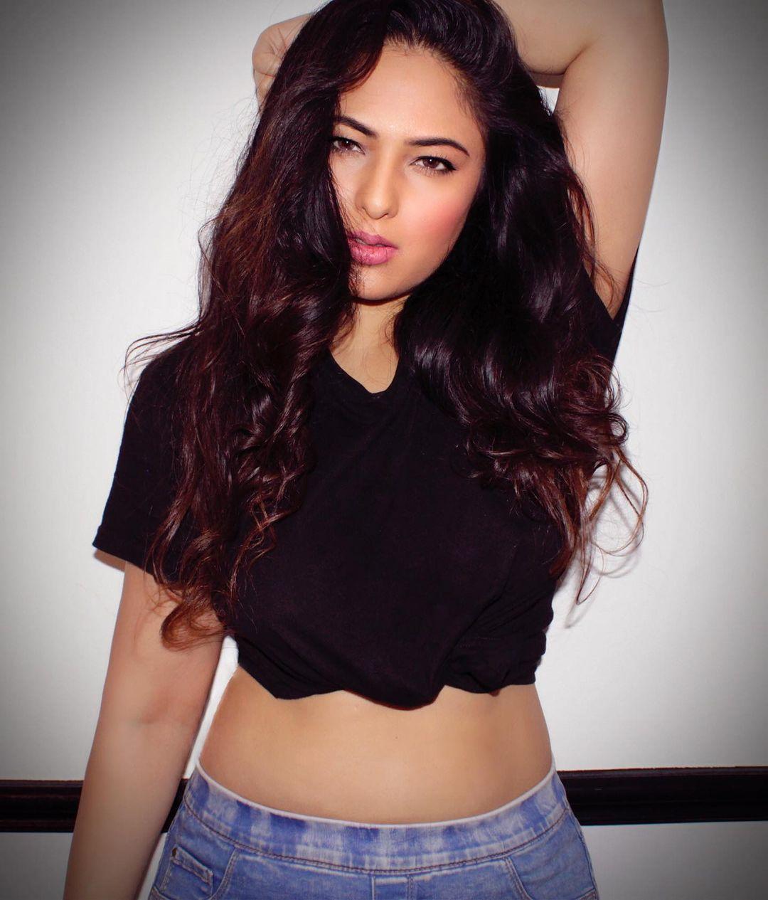 Nikesha Patel Actress hd photo