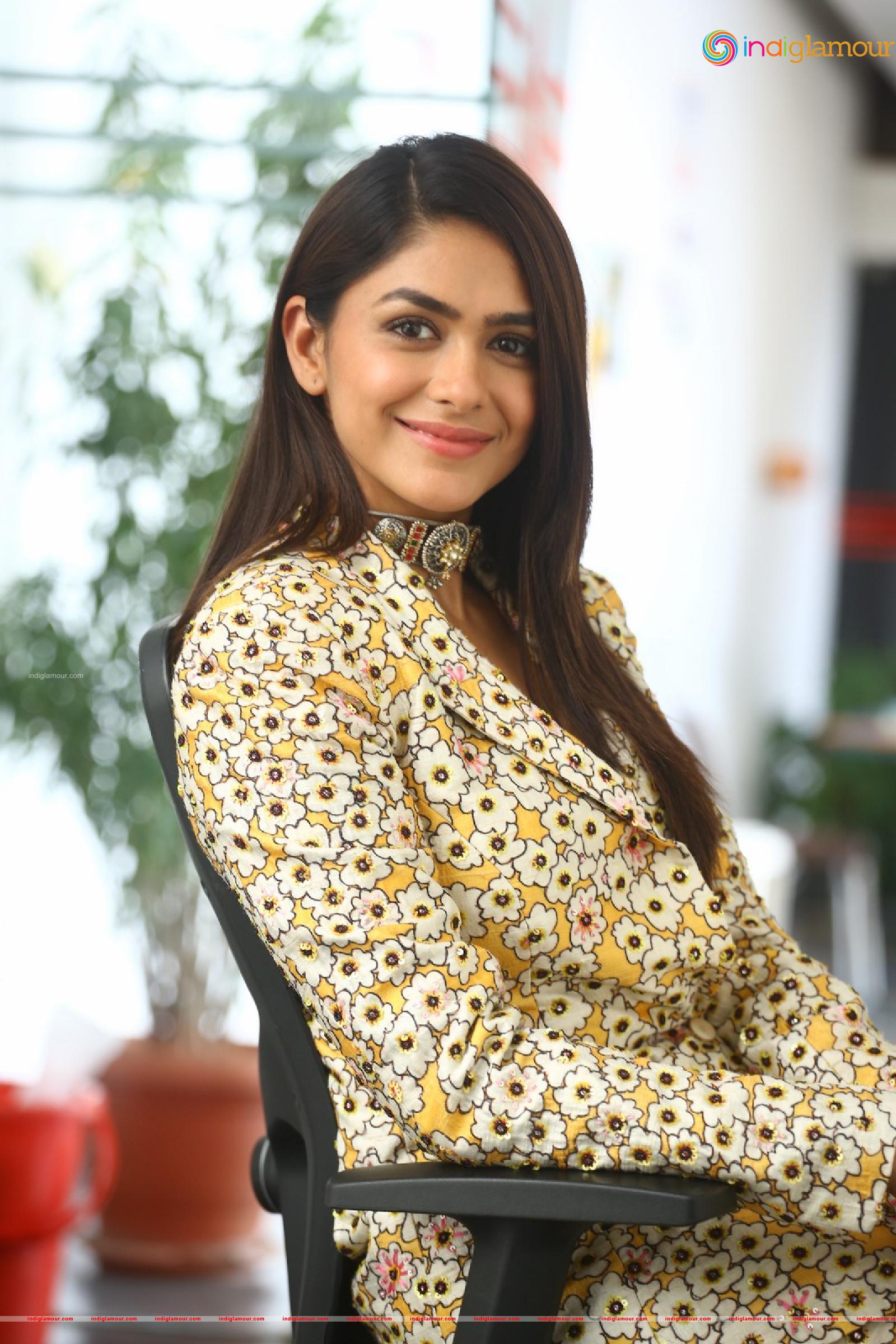 Mrunal Thakur Actress hd photo