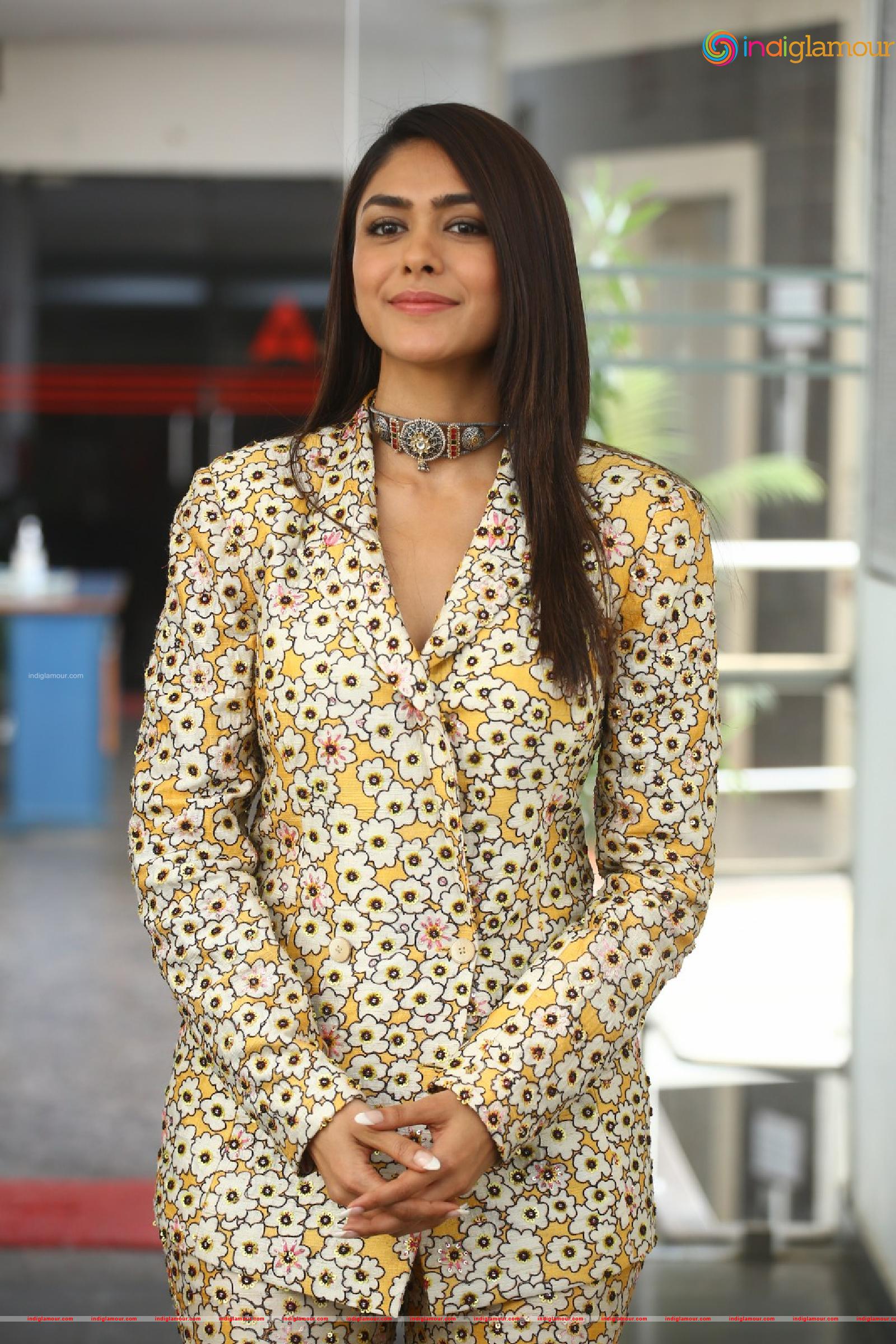 Mrunal Thakur Actress hd photo