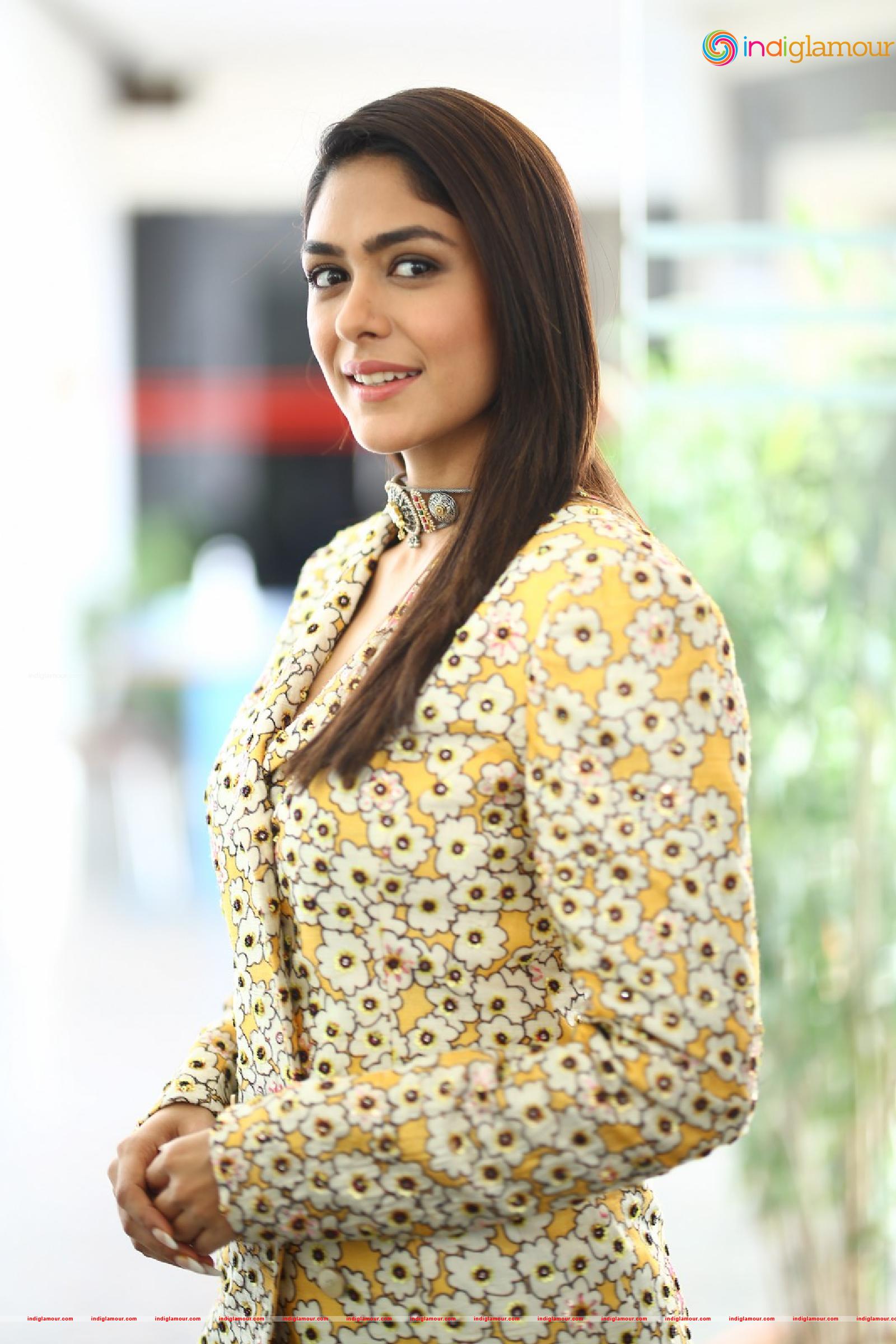 Mrunal Thakur Actress hd photo
