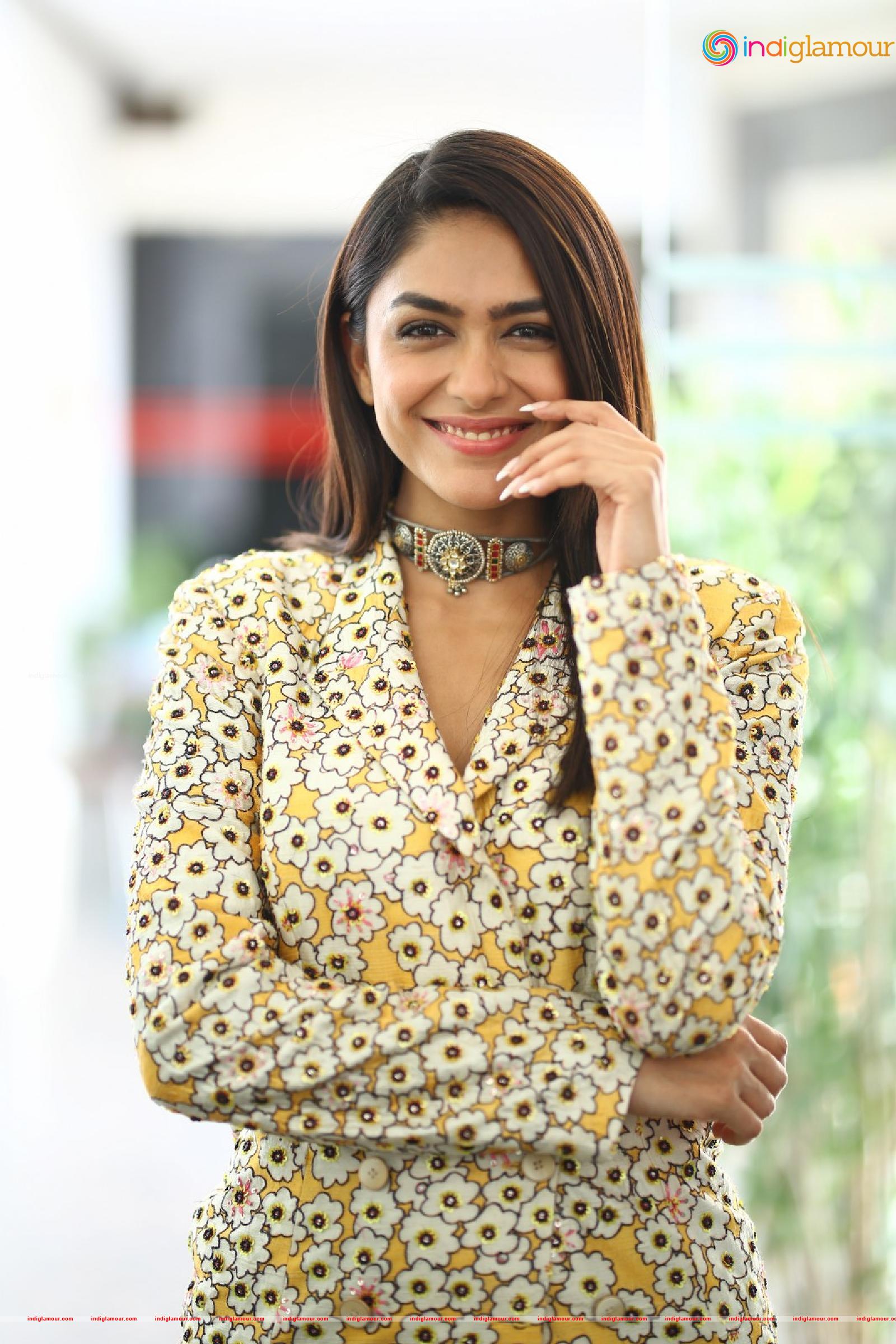 Mrunal Thakur Actress hd photo