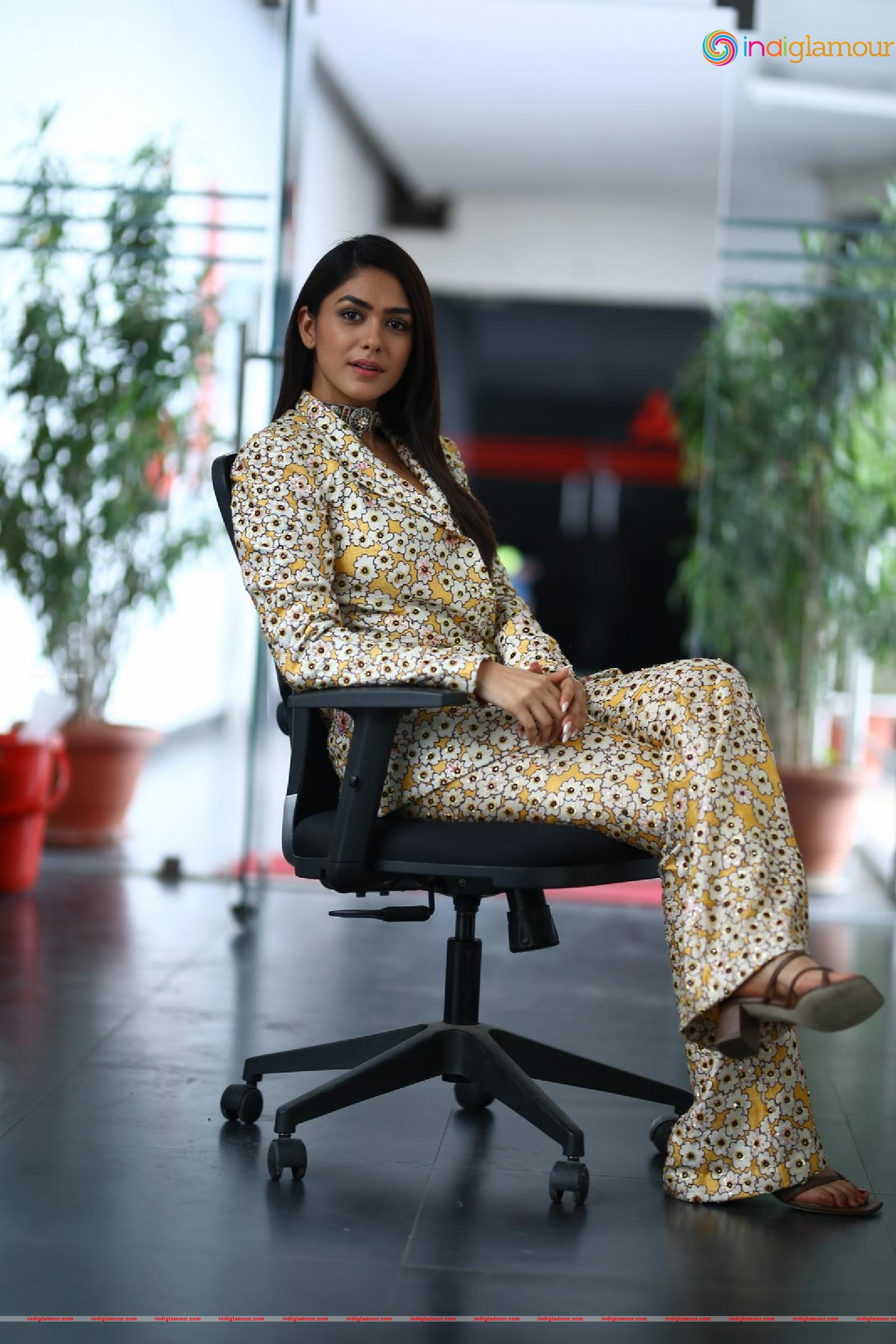 Mrunal Thakur Actress hd photo