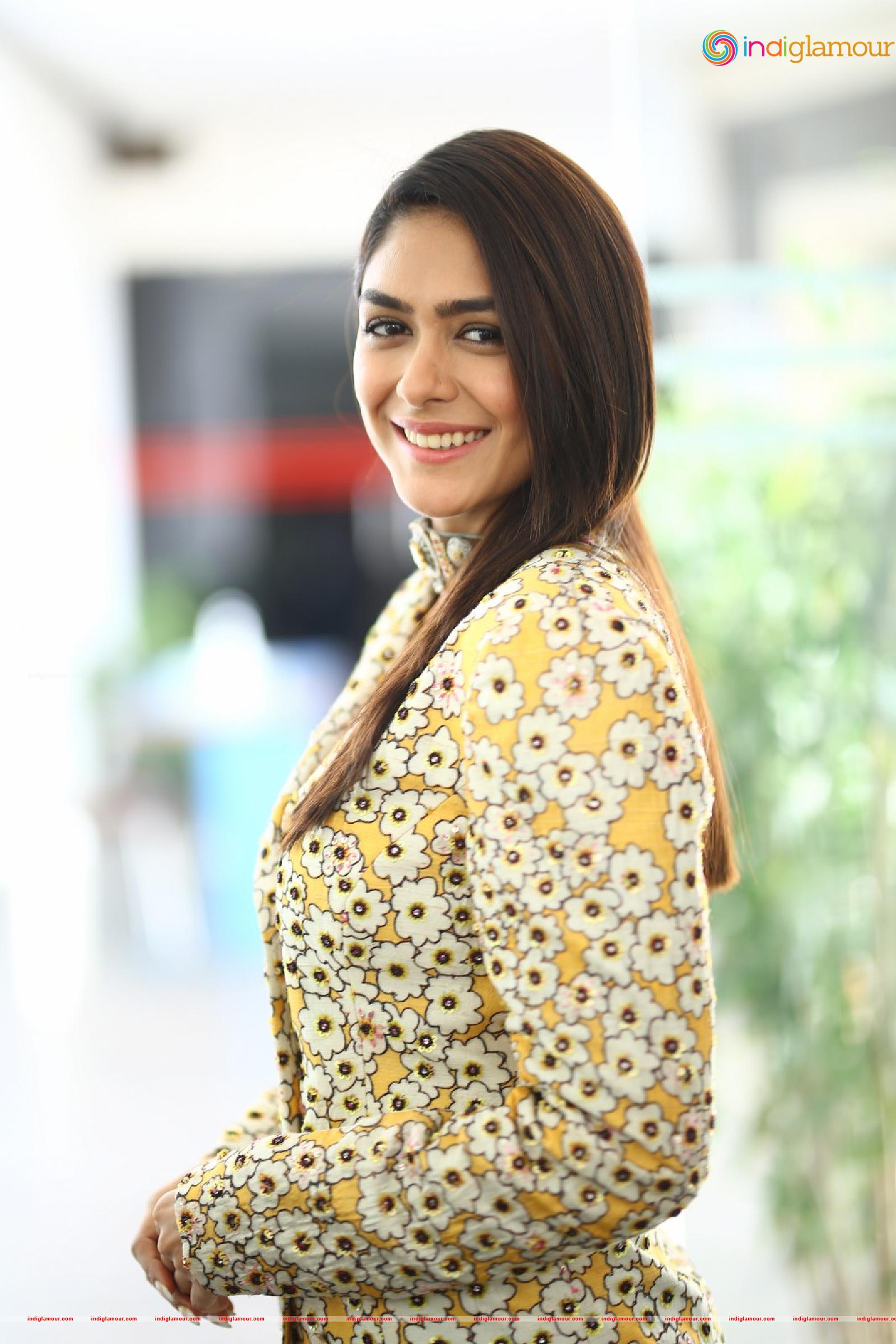 Mrunal Thakur Actress hd photo