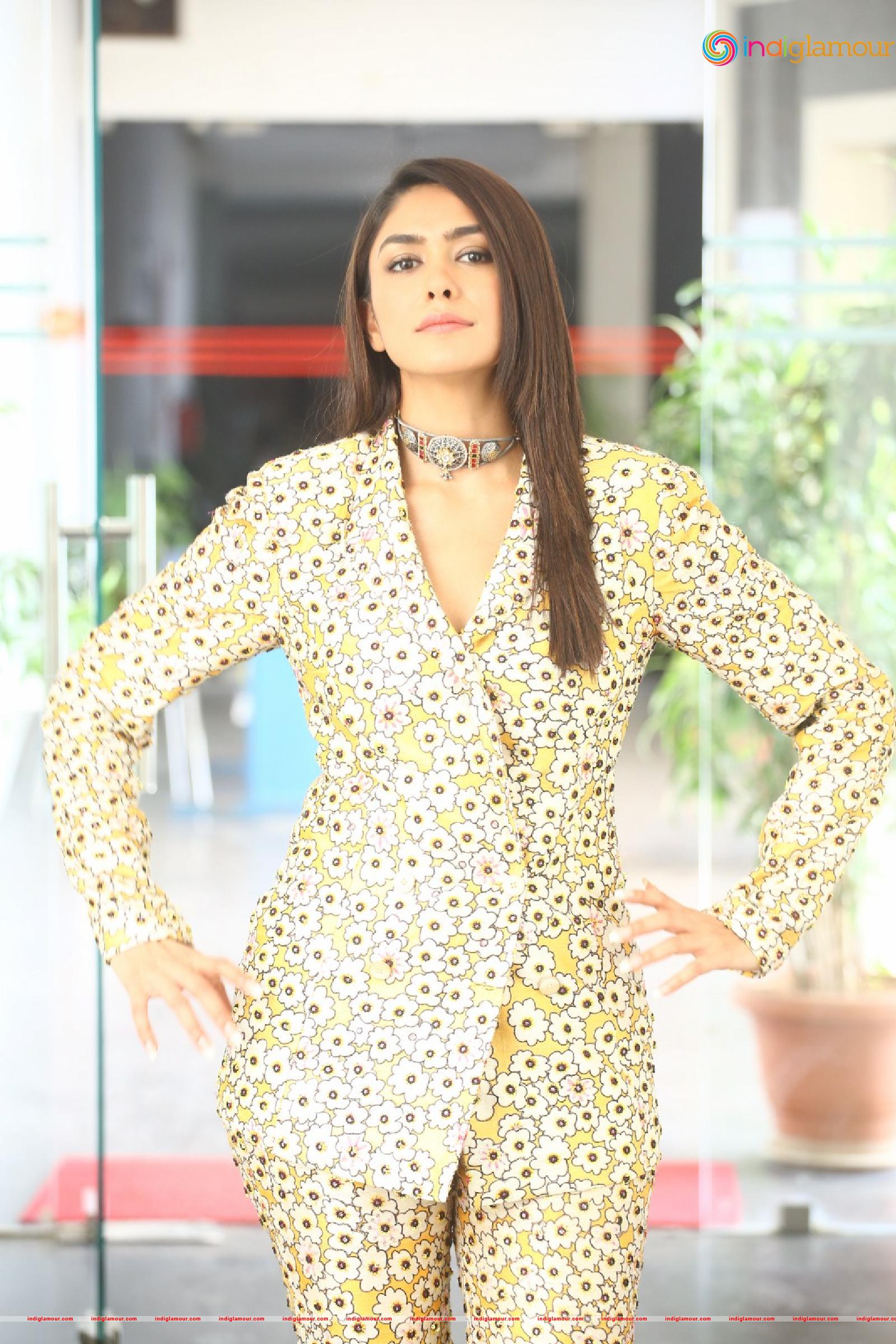 Mrunal Thakur Actress hd photo