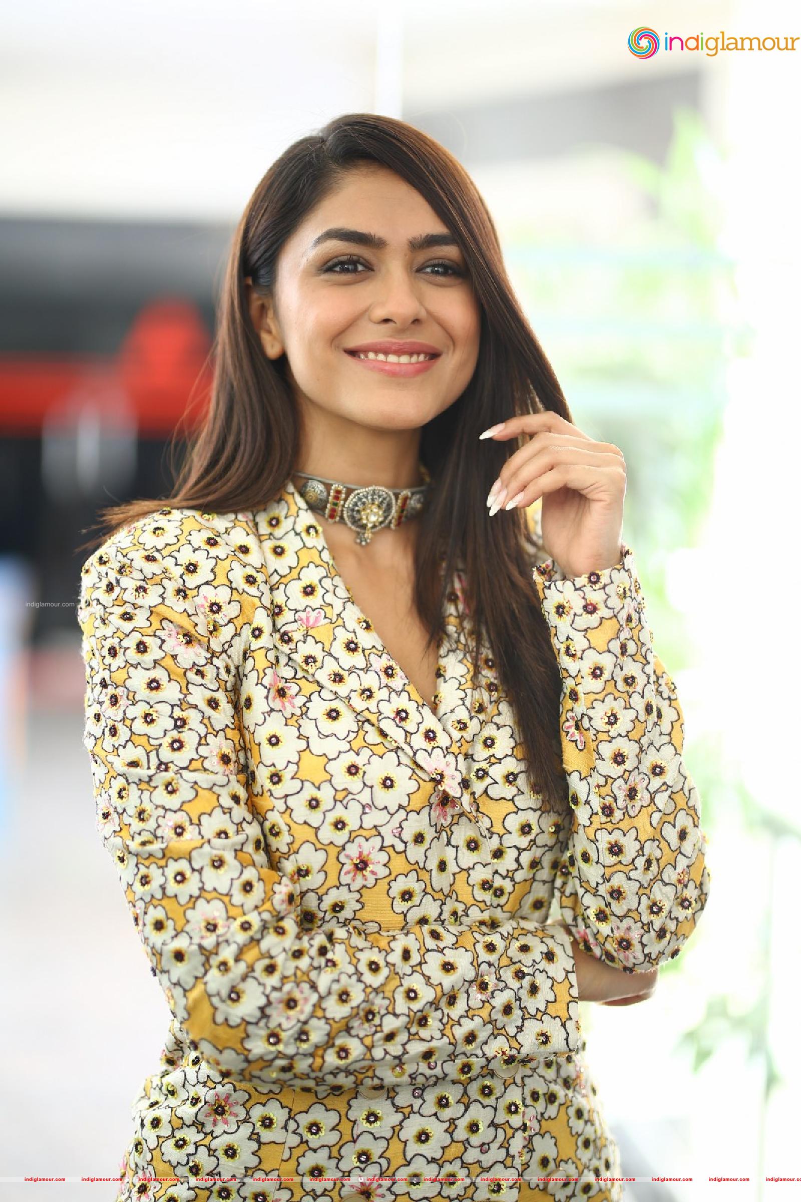 Mrunal Thakur Actress hd photo