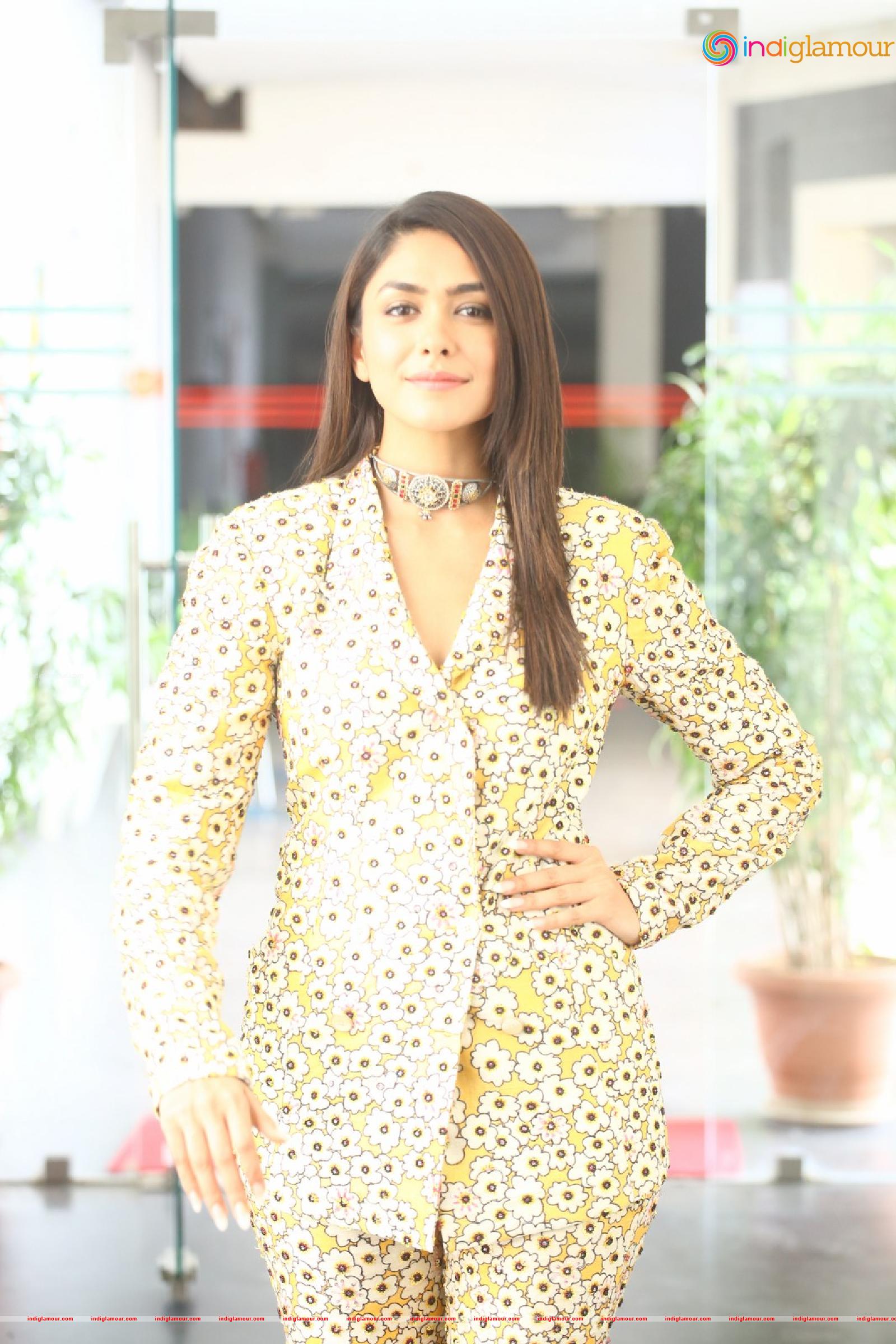 Mrunal Thakur Actress hd photo