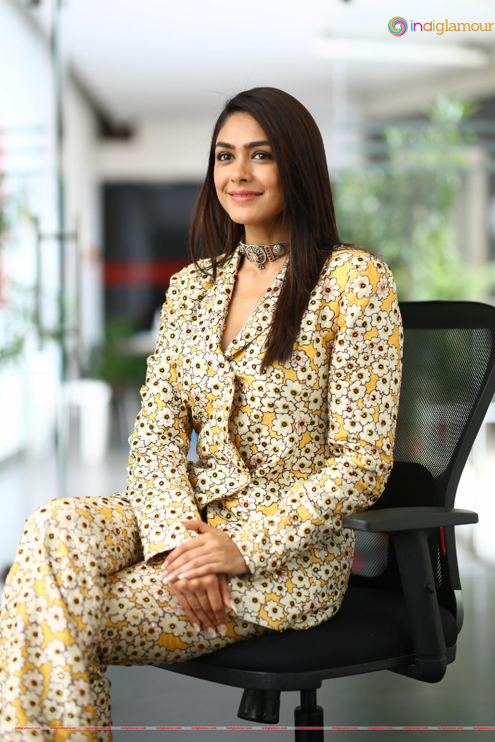 Mrunal Thakur Actress hd photo