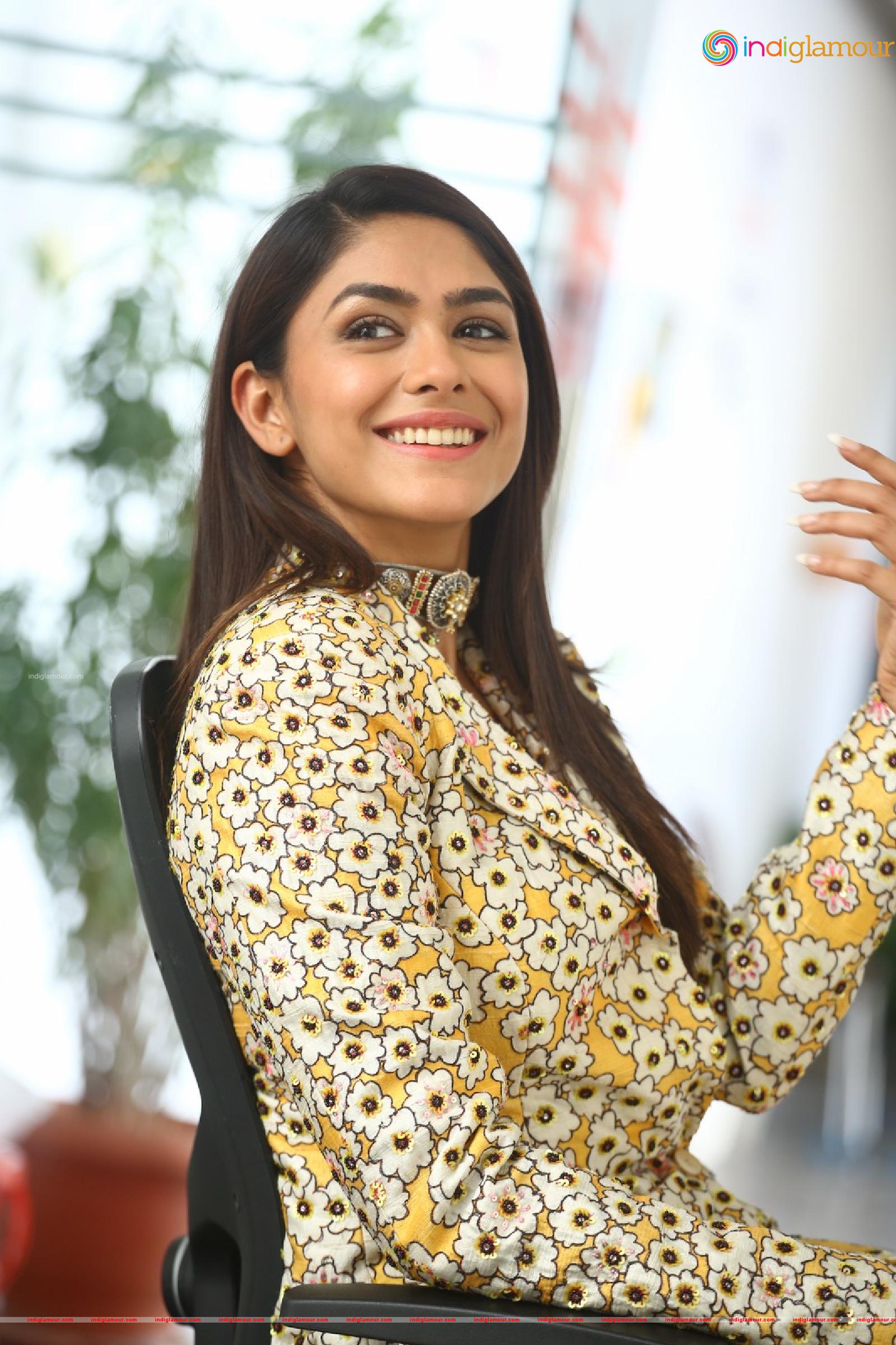 Mrunal Thakur Actress hd photo