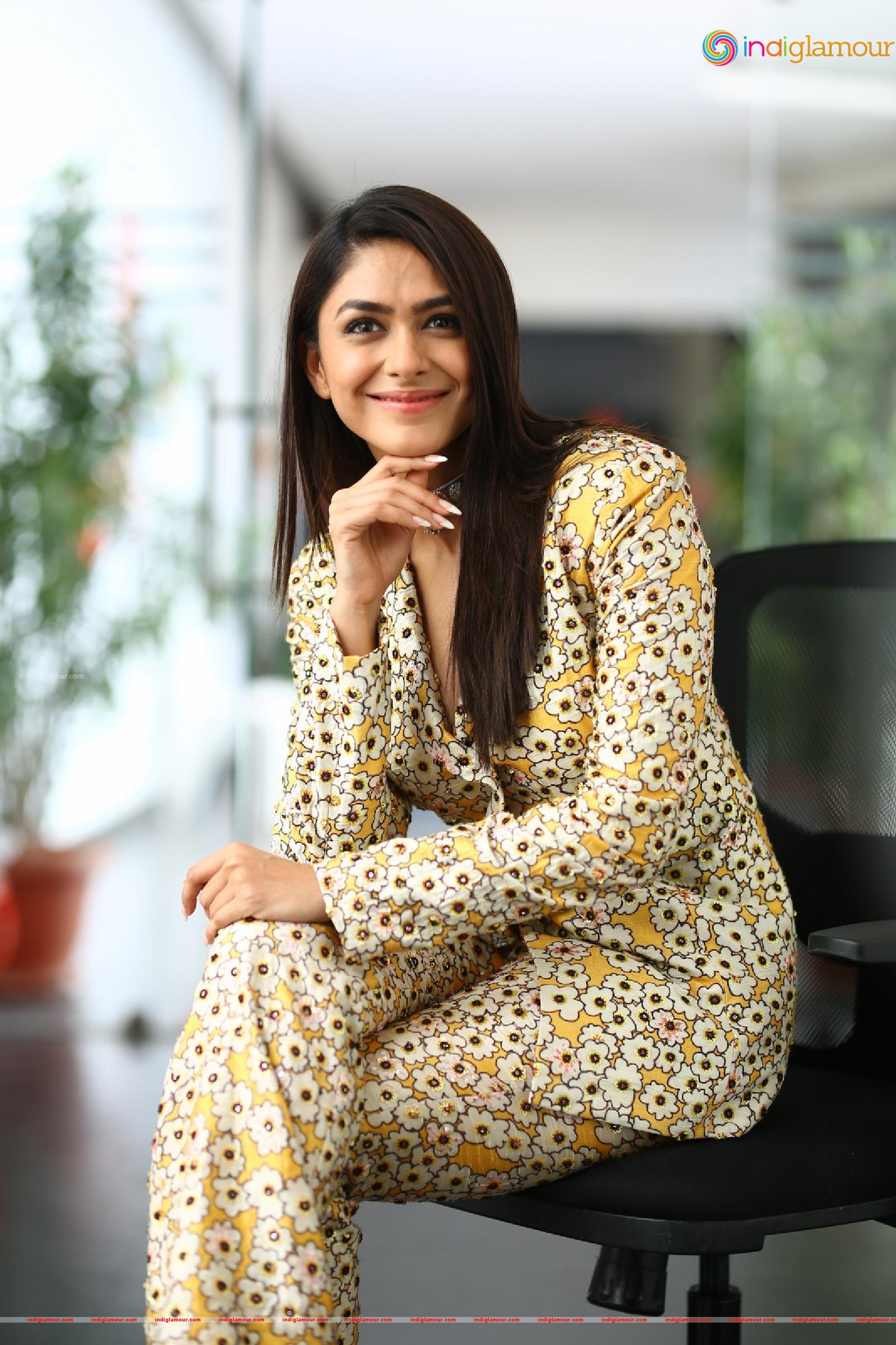 Mrunal Thakur Actress hd photo