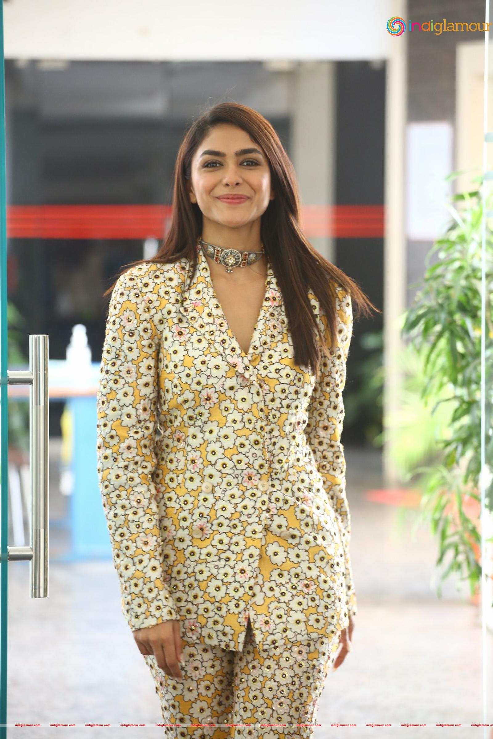 Mrunal Thakur Actress hd photo