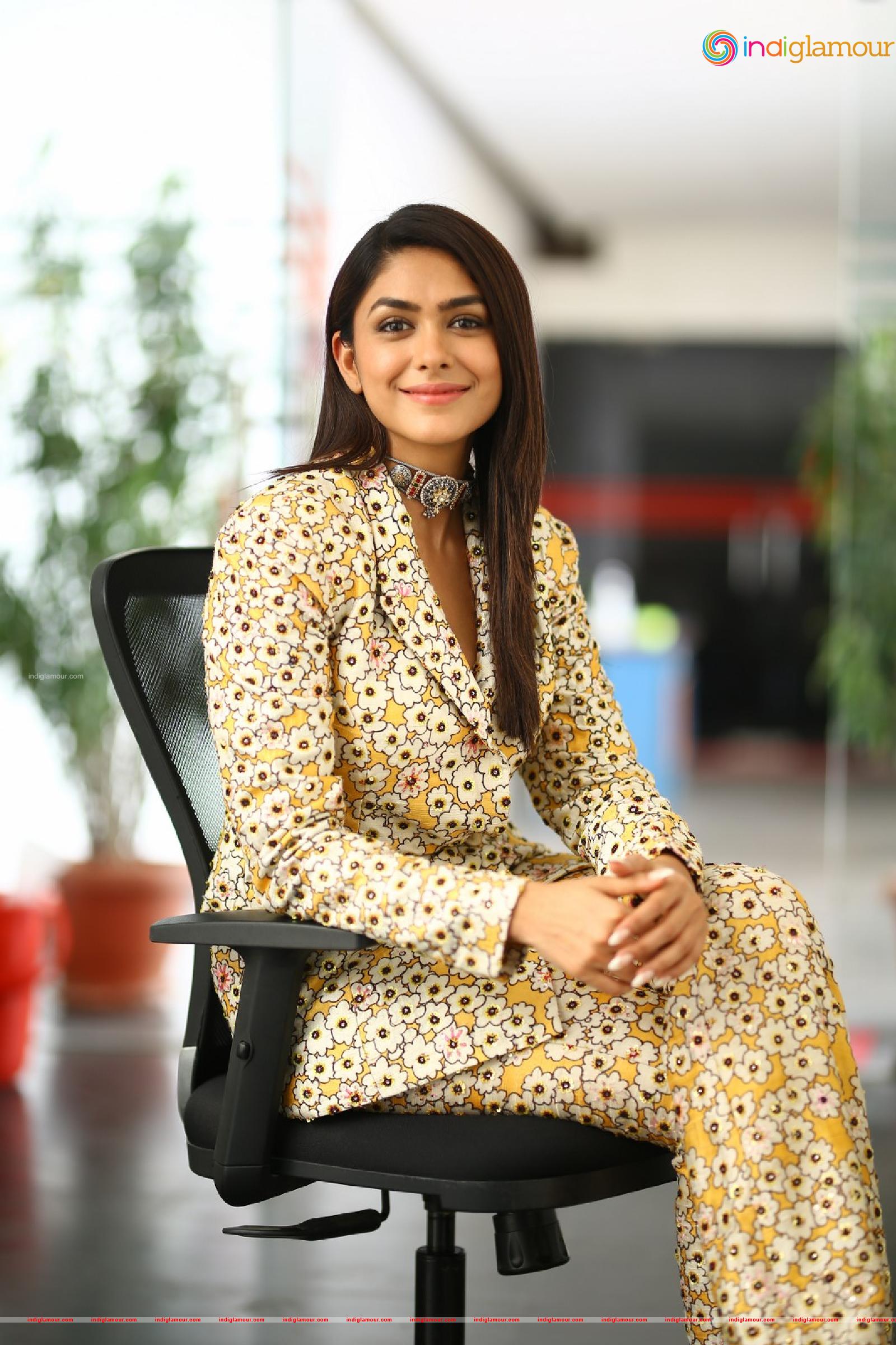 Mrunal Thakur Actress hd photo