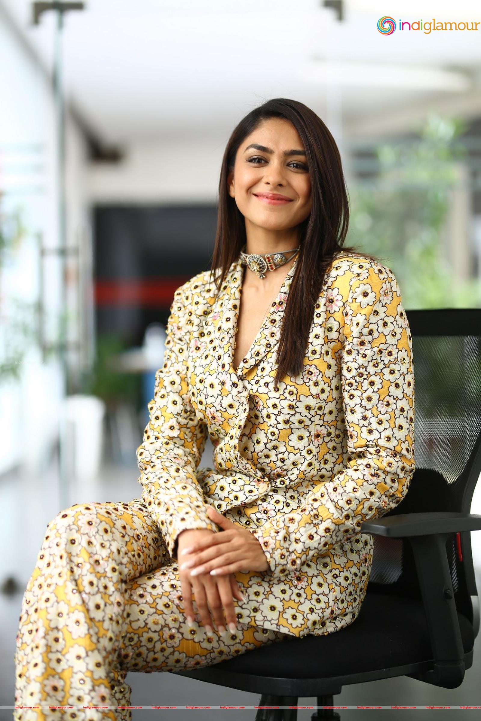 Mrunal Thakur Actress hd photo