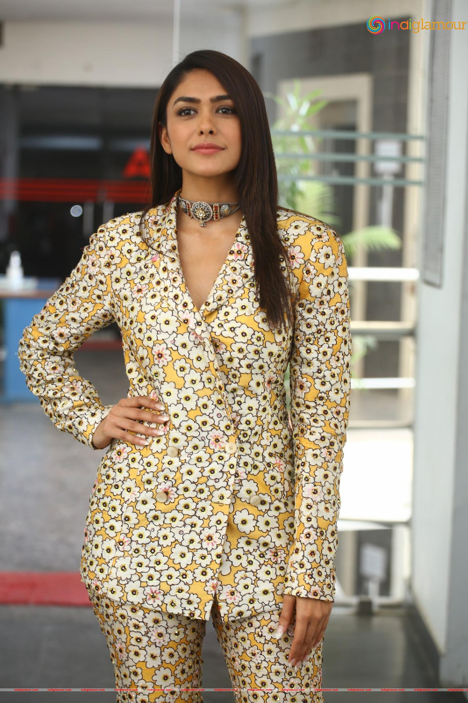 Mrunal Thakur Actress hd photo